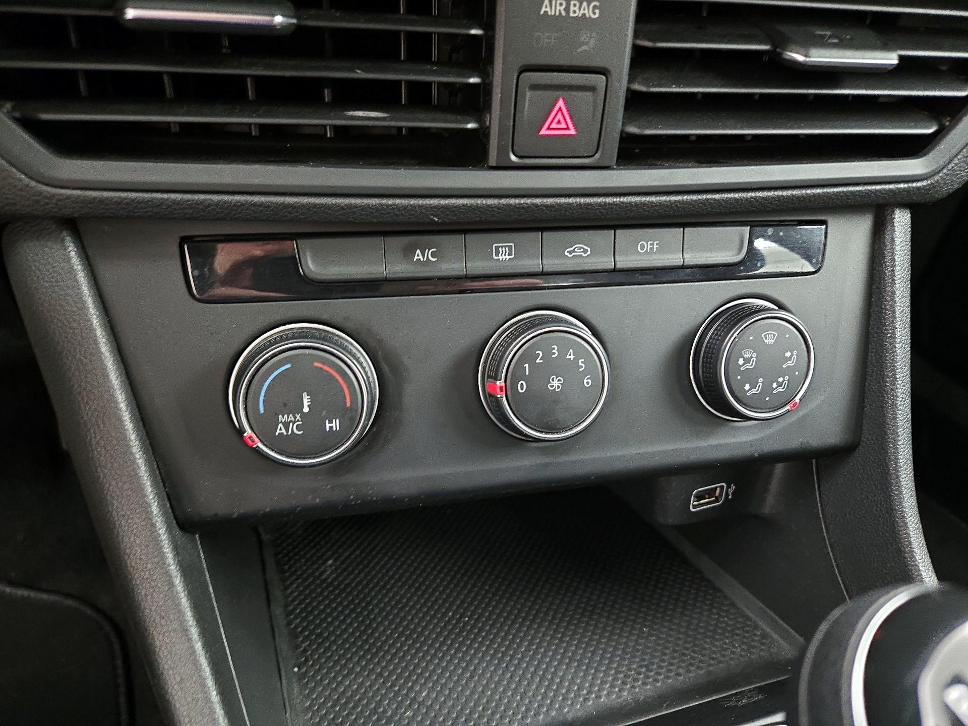 Thumbnail: 2019 Volkswagen Jetta - 16
