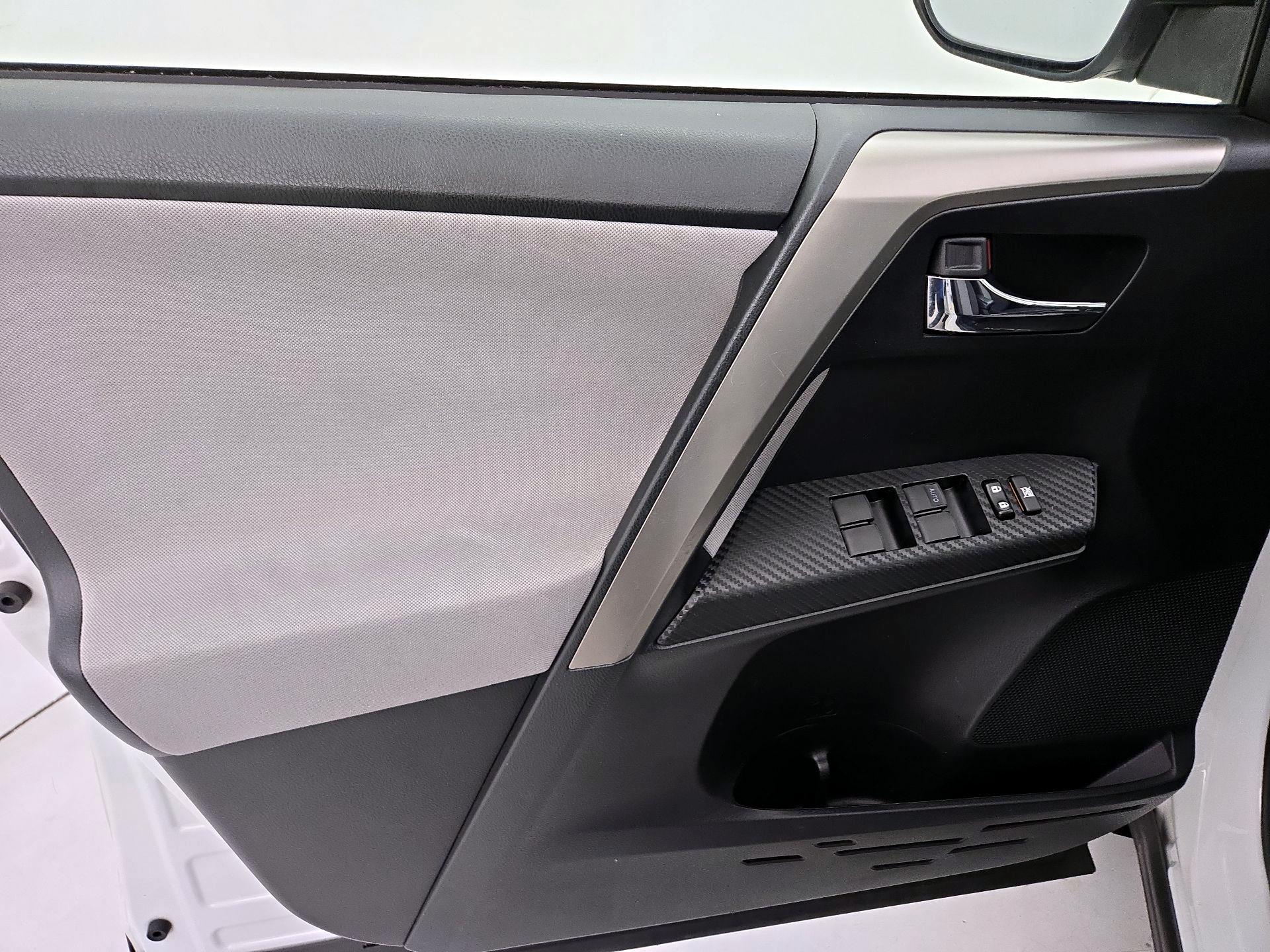 Thumbnail: 2015 Toyota RAV4 - 12