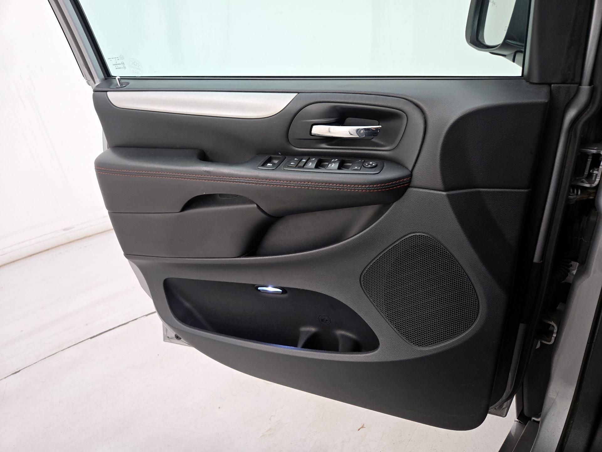 Thumbnail: 2017 Dodge Grand Caravan - 12