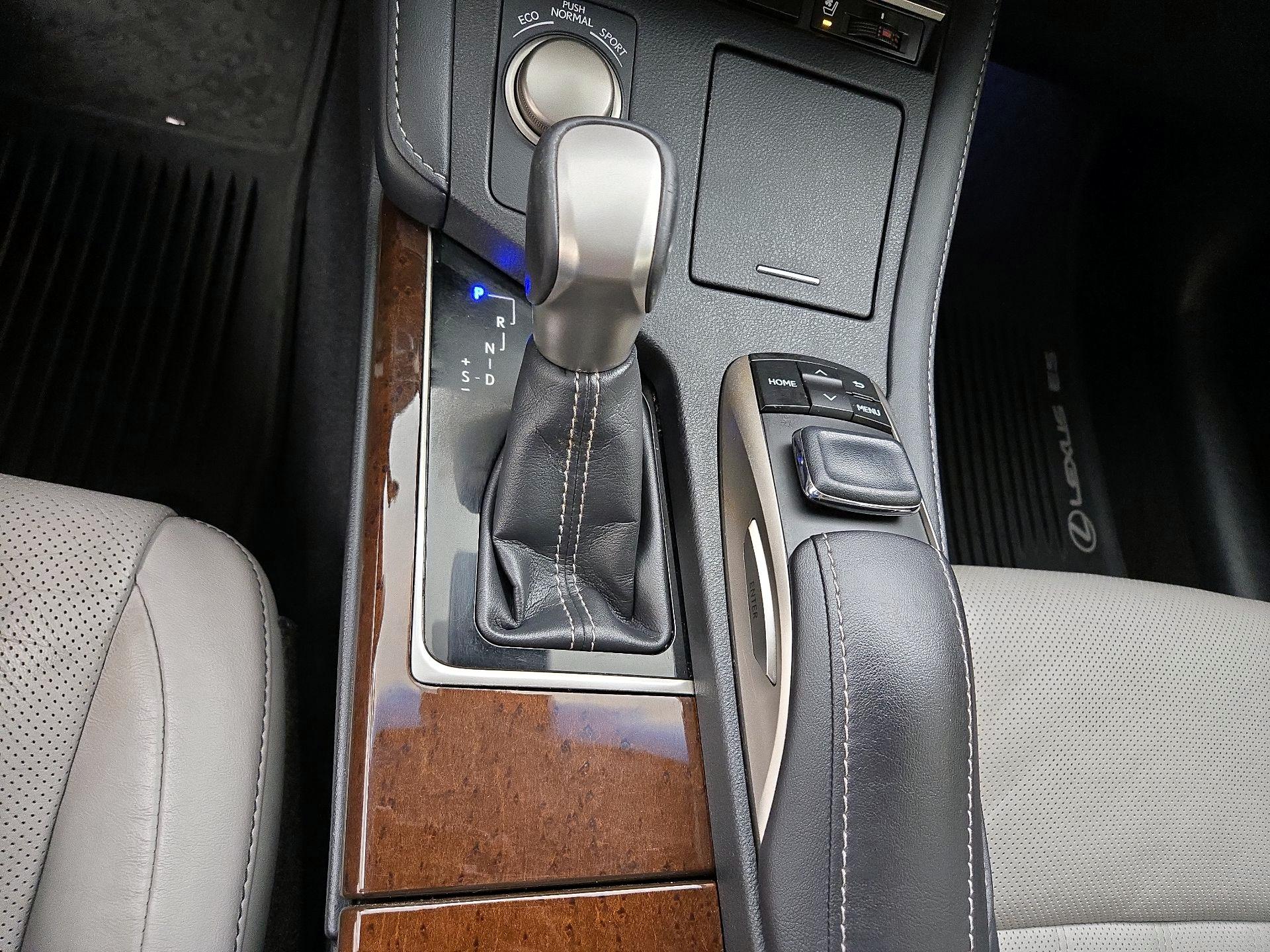 Thumbnail: 2017 Lexus ES - 18