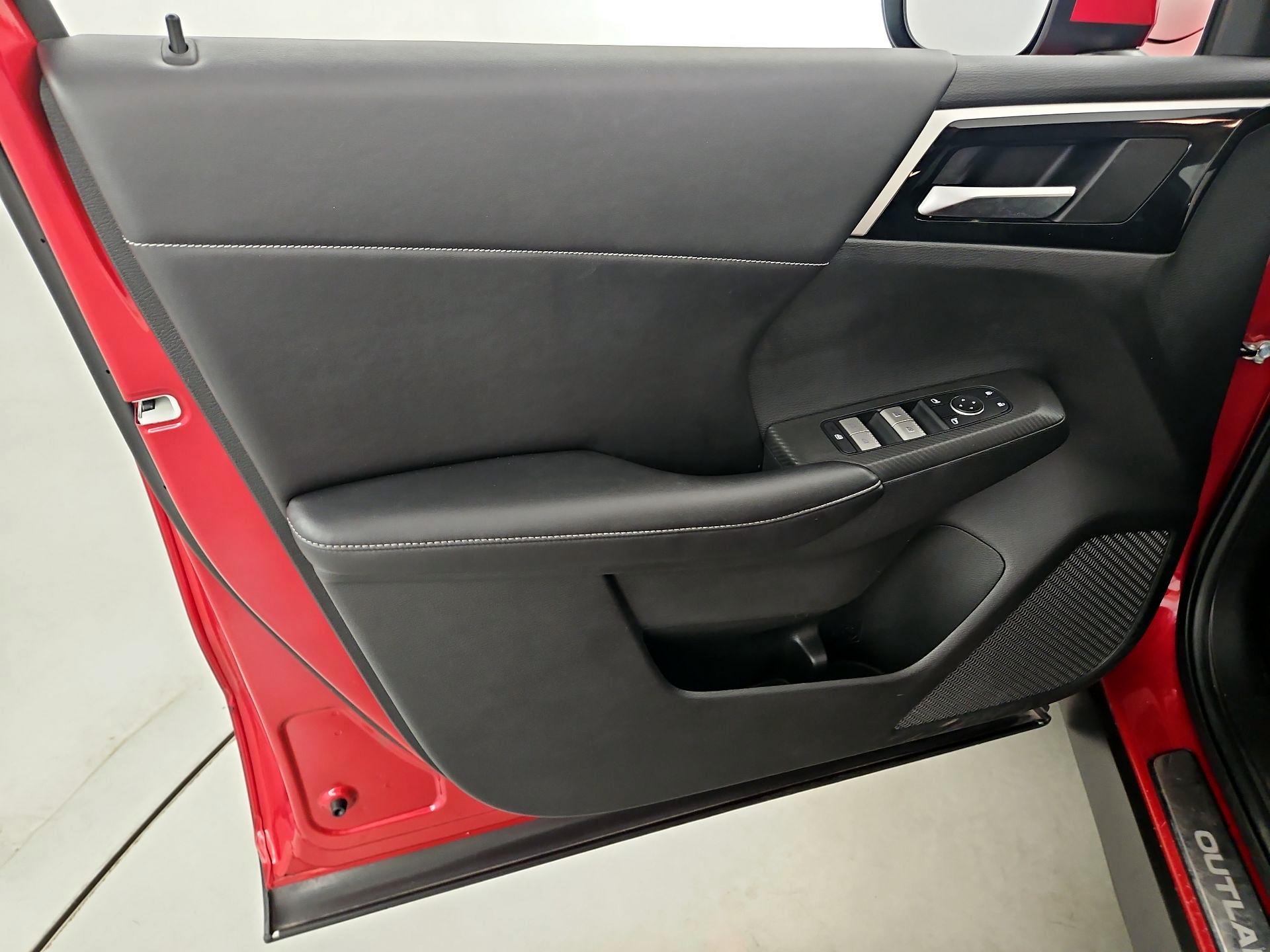 Thumbnail: 2022 Mitsubishi Outlander - 12
