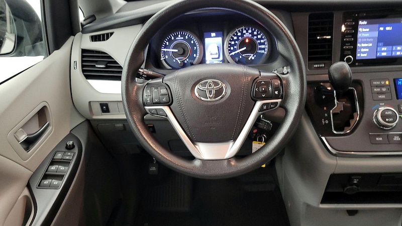 2019 Toyota Sienna LE 10