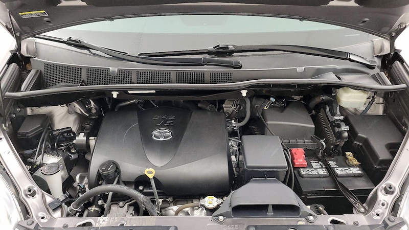 2019 Toyota Sienna LE 18