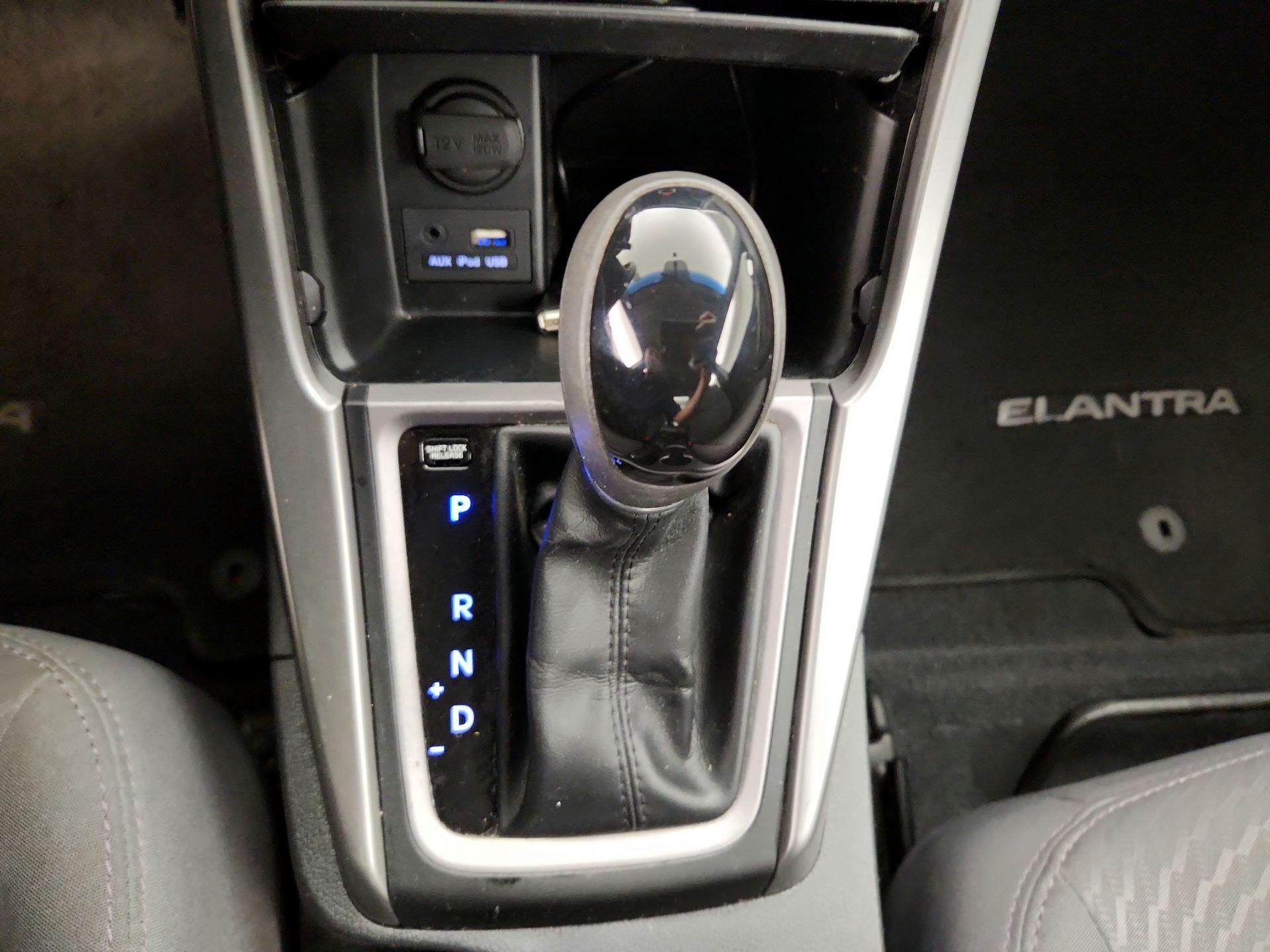 Thumbnail: 2015 Hyundai Elantra - 17