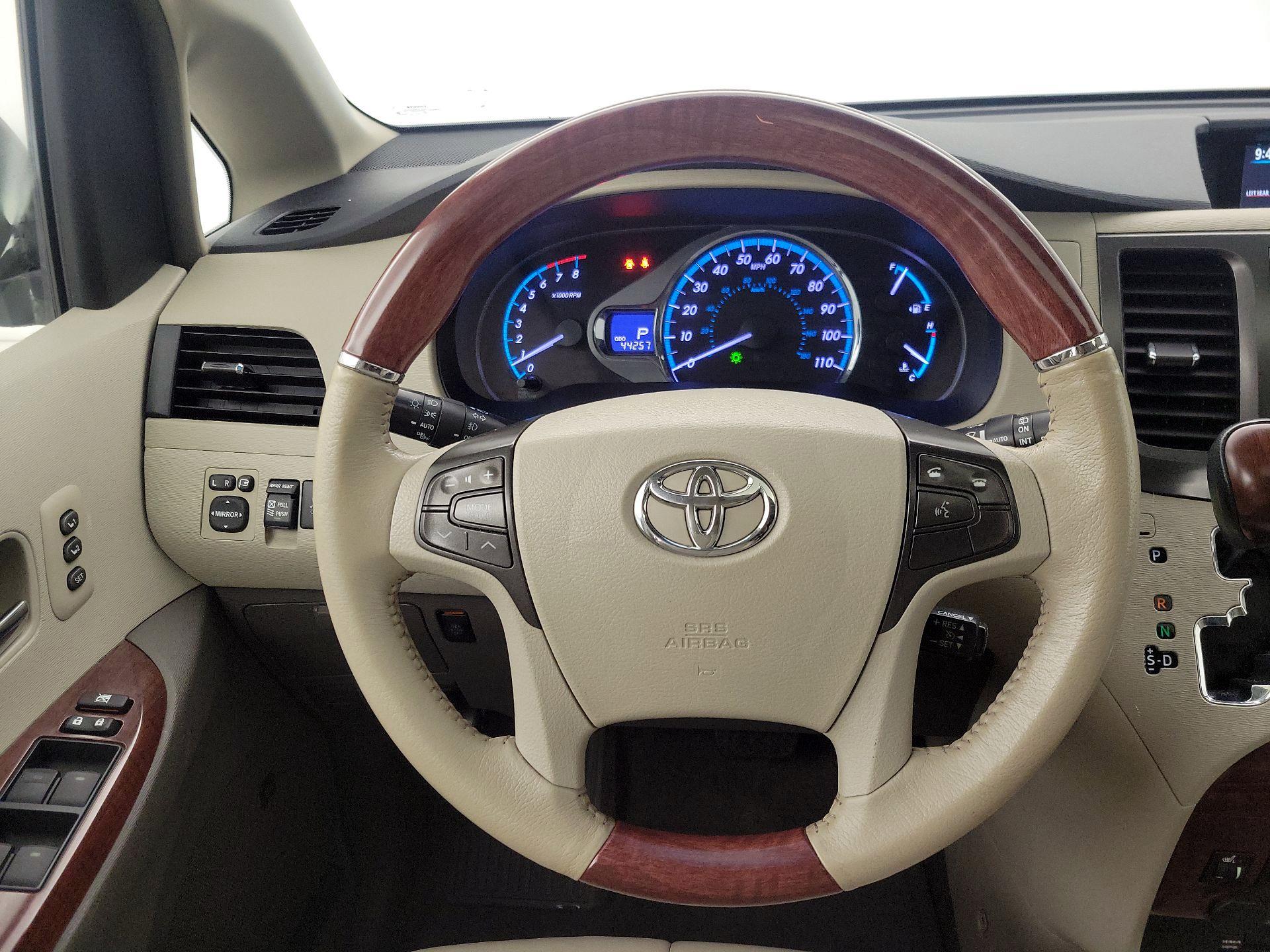 Thumbnail: 2014 Toyota Sienna - 10