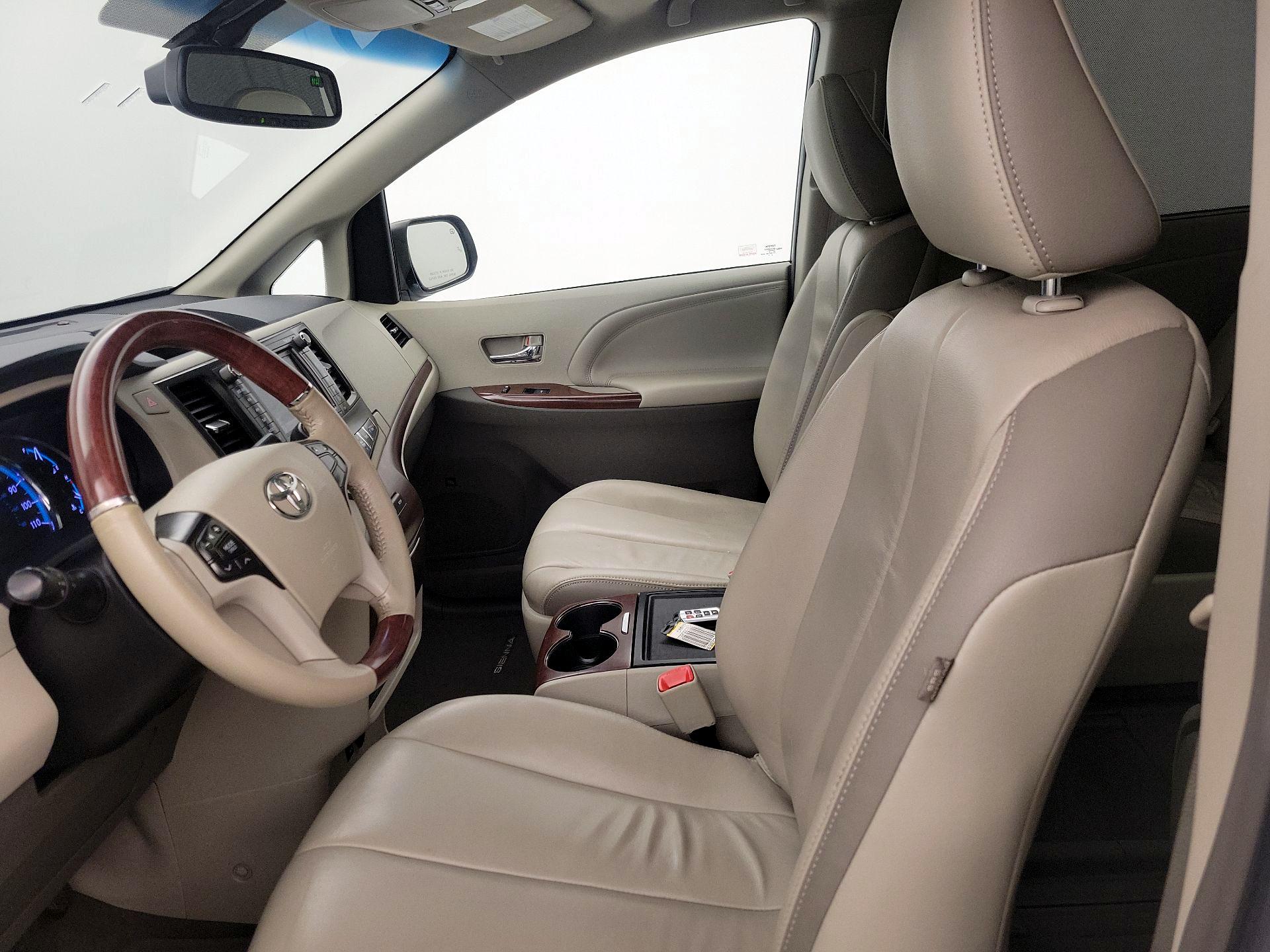 Thumbnail: 2014 Toyota Sienna - 11