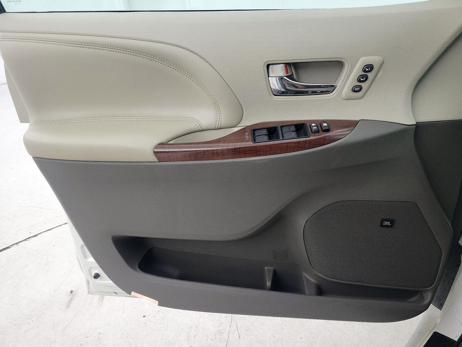 Thumbnail: 2014 Toyota Sienna - 12