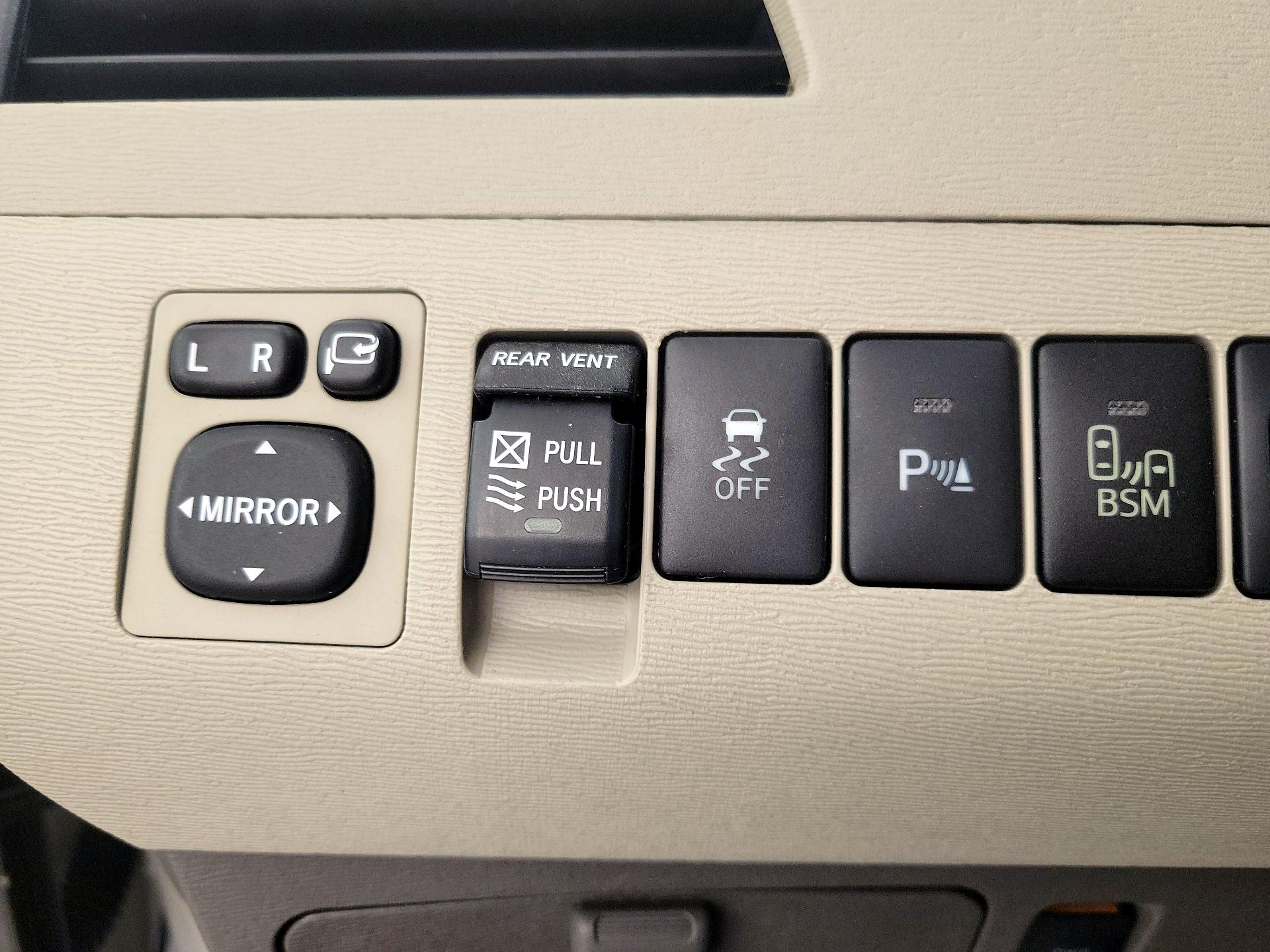 Thumbnail: 2014 Toyota Sienna - 13