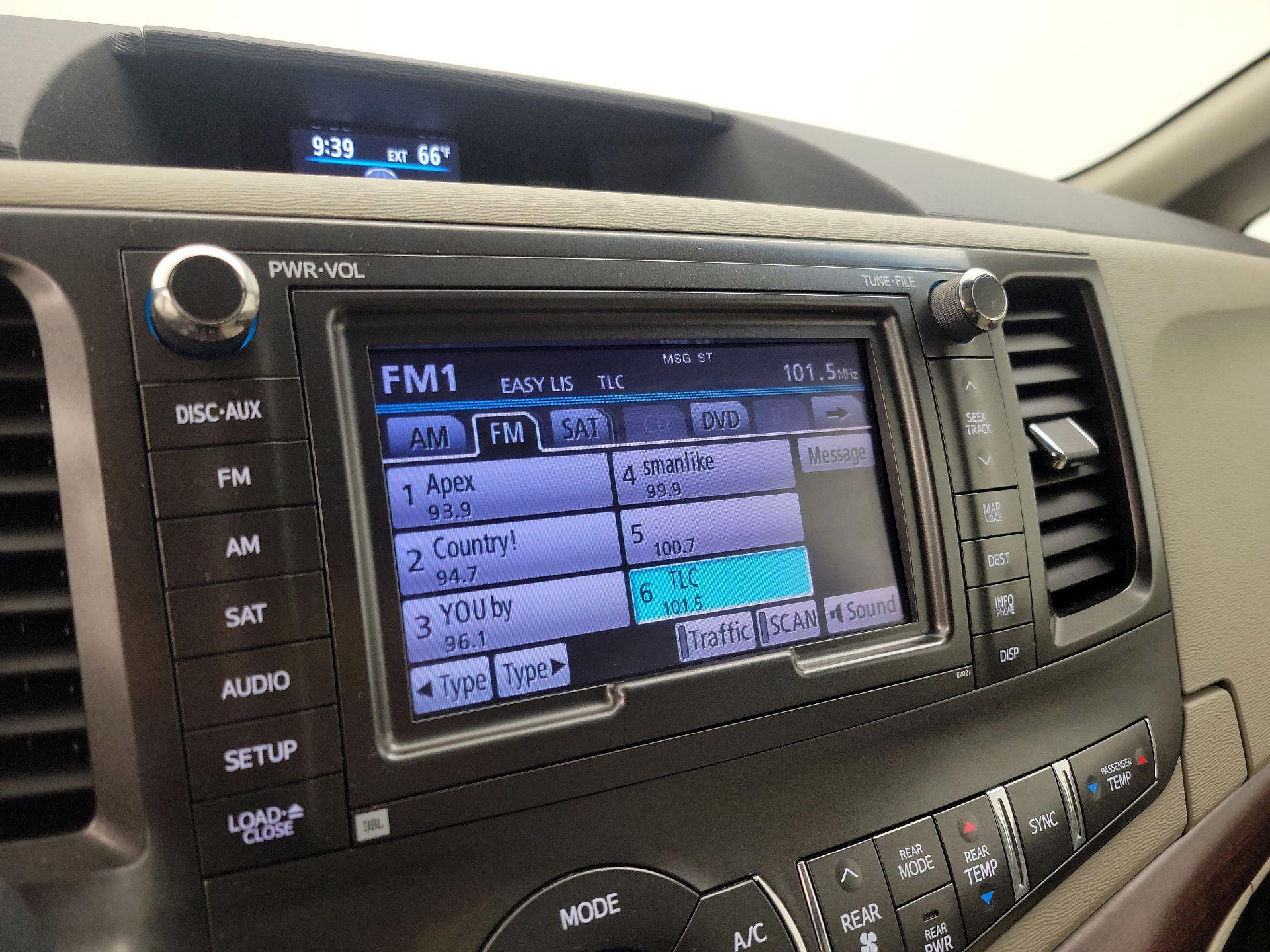 Thumbnail: 2014 Toyota Sienna - 16