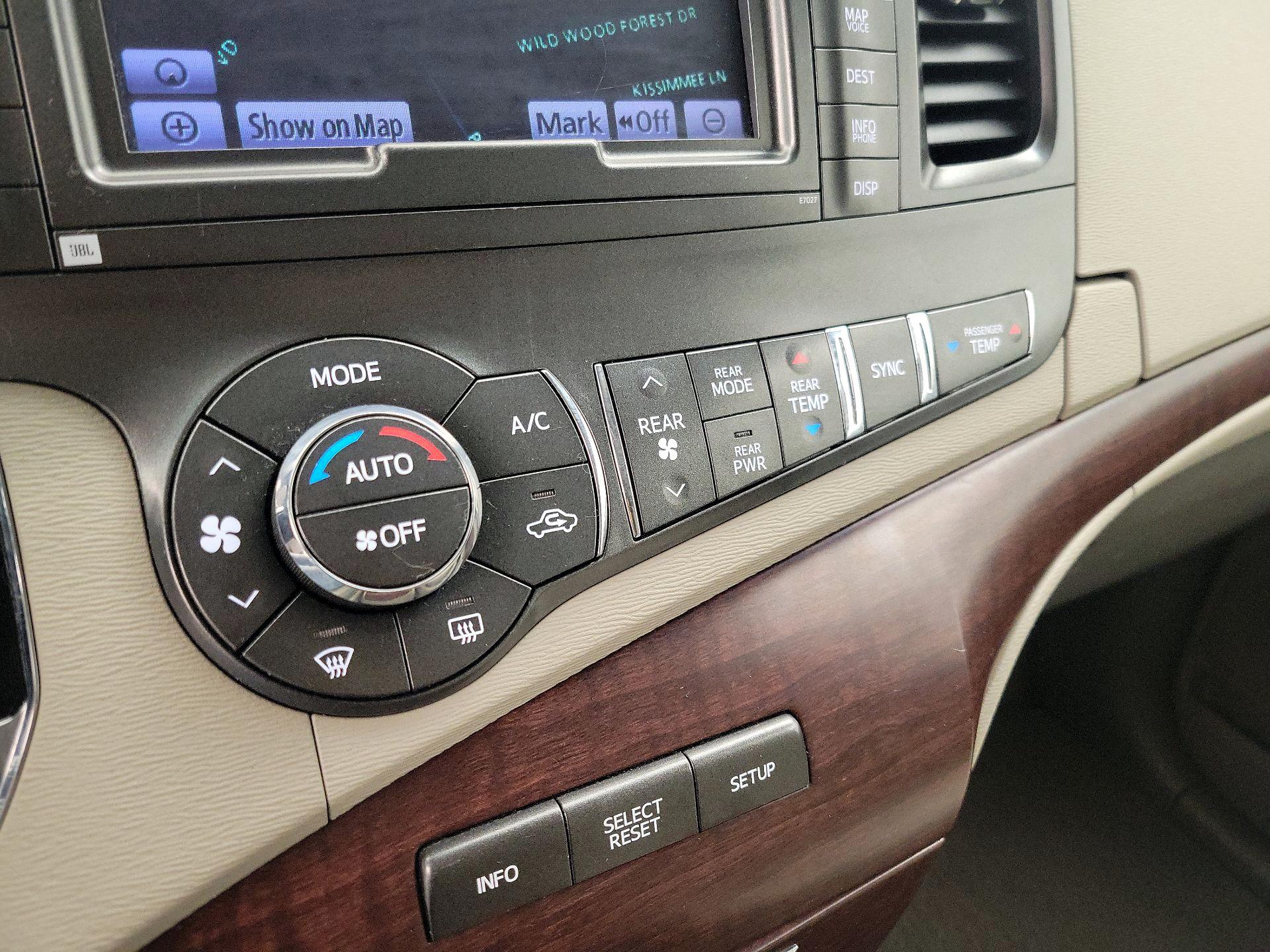 Thumbnail: 2014 Toyota Sienna - 17