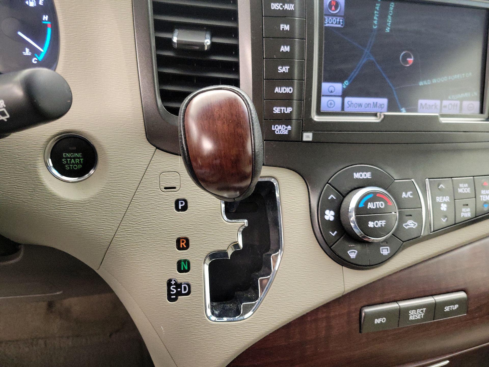 Thumbnail: 2014 Toyota Sienna - 18