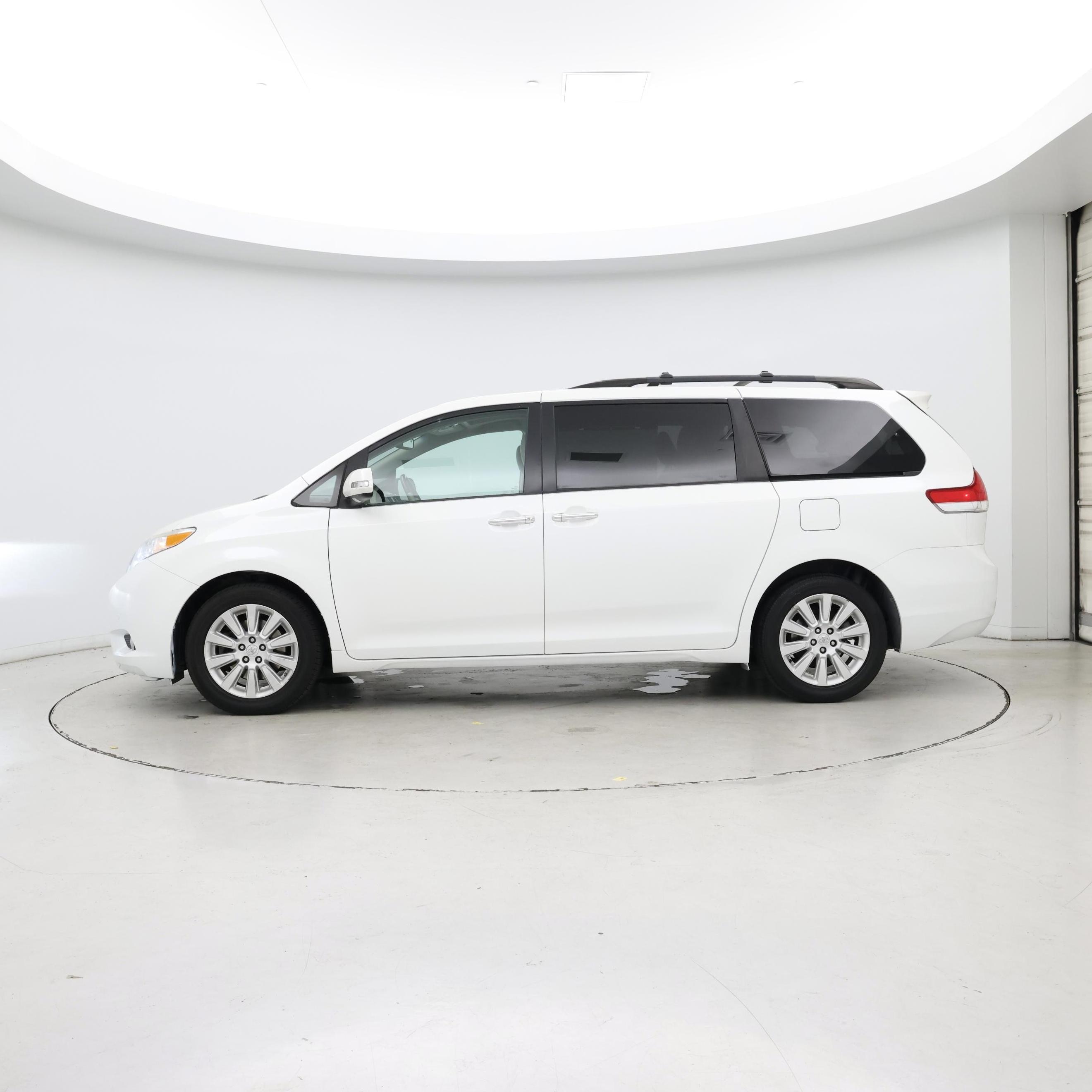Thumbnail: 2014 Toyota Sienna - 3