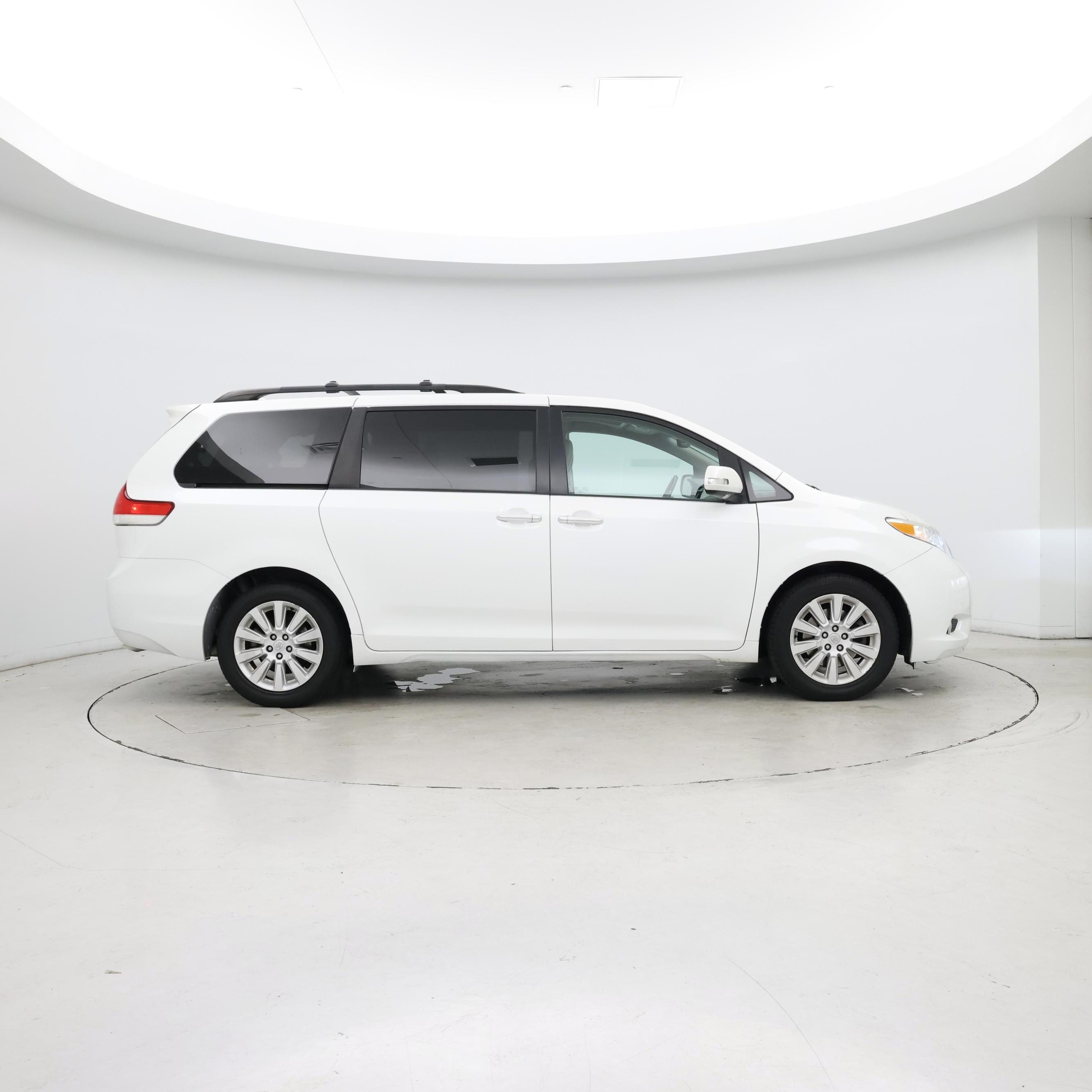 Thumbnail: 2014 Toyota Sienna - 7