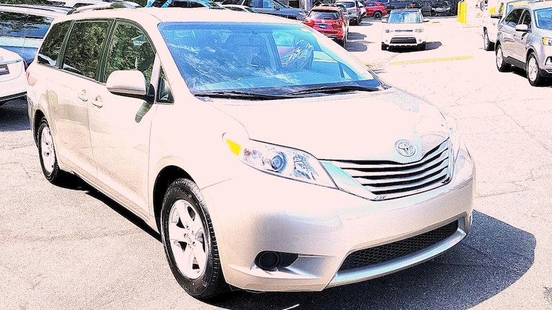 2017 Toyota Sienna LE Hero Image