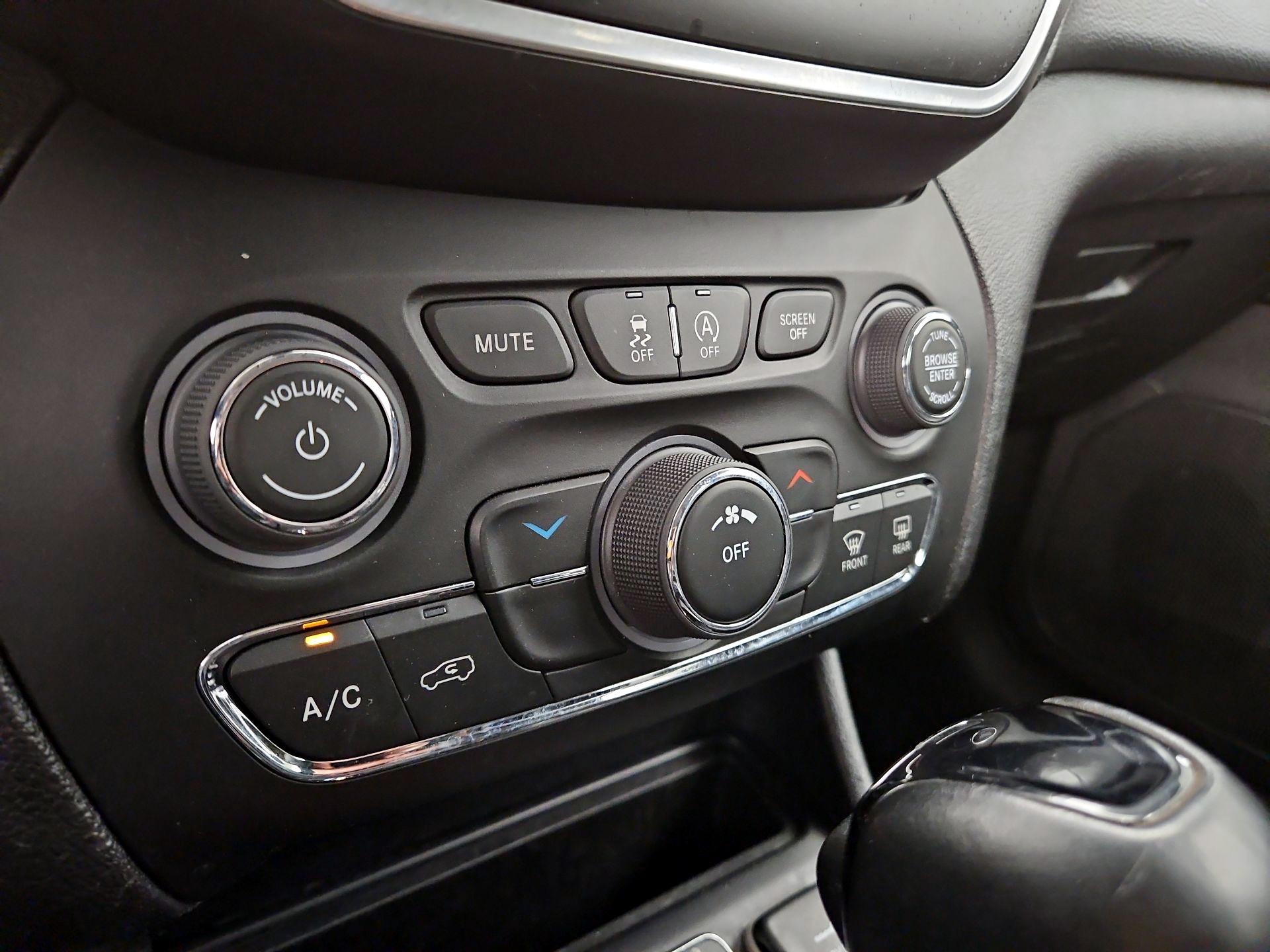 Thumbnail: 2019 Jeep Cherokee - 16