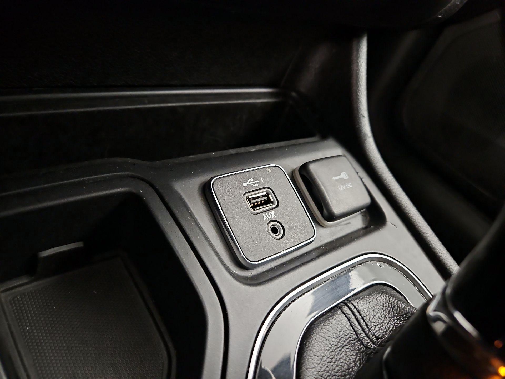 Thumbnail: 2019 Jeep Cherokee - 18