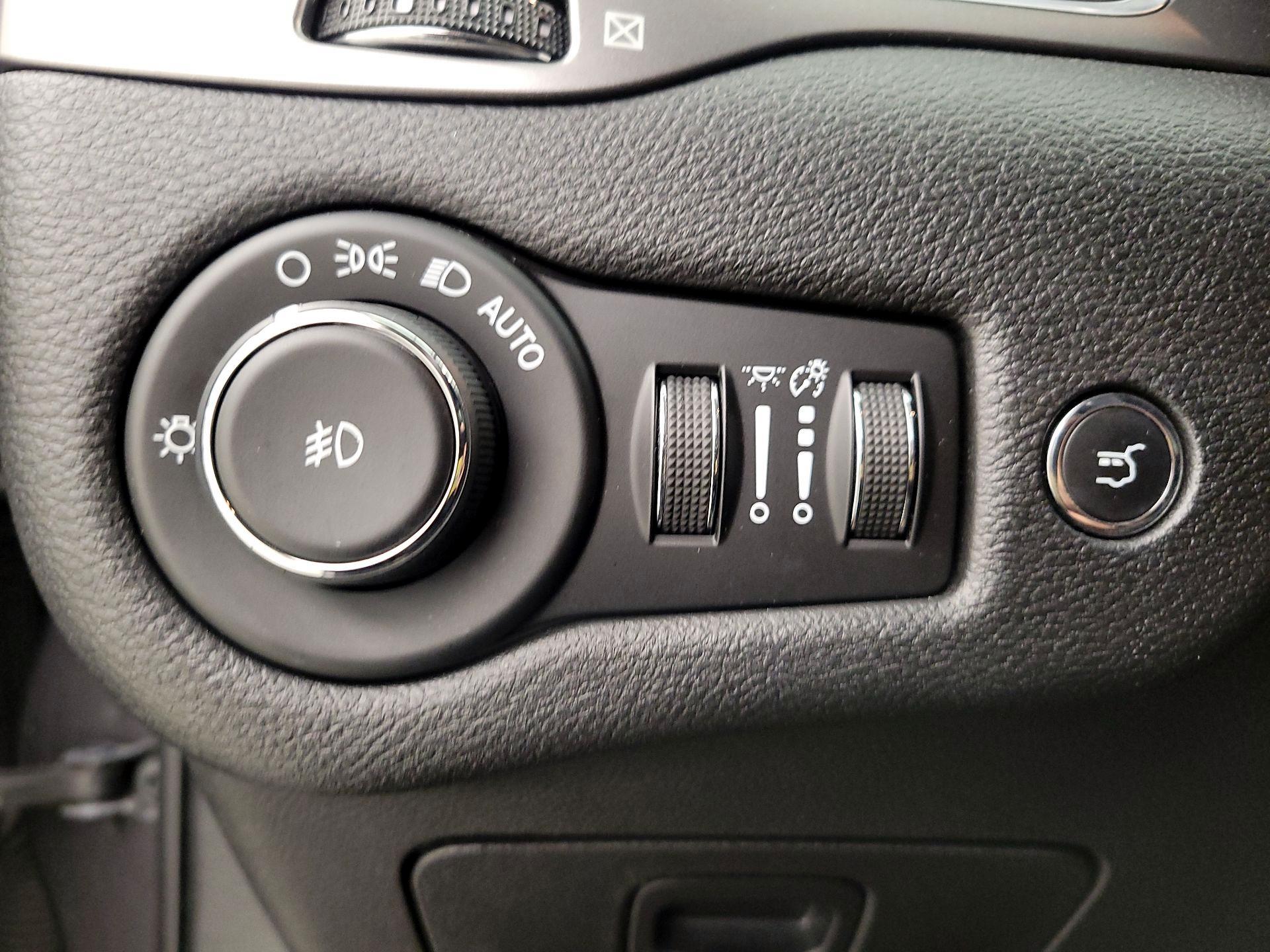 Thumbnail: 2019 Jeep Cherokee - 13