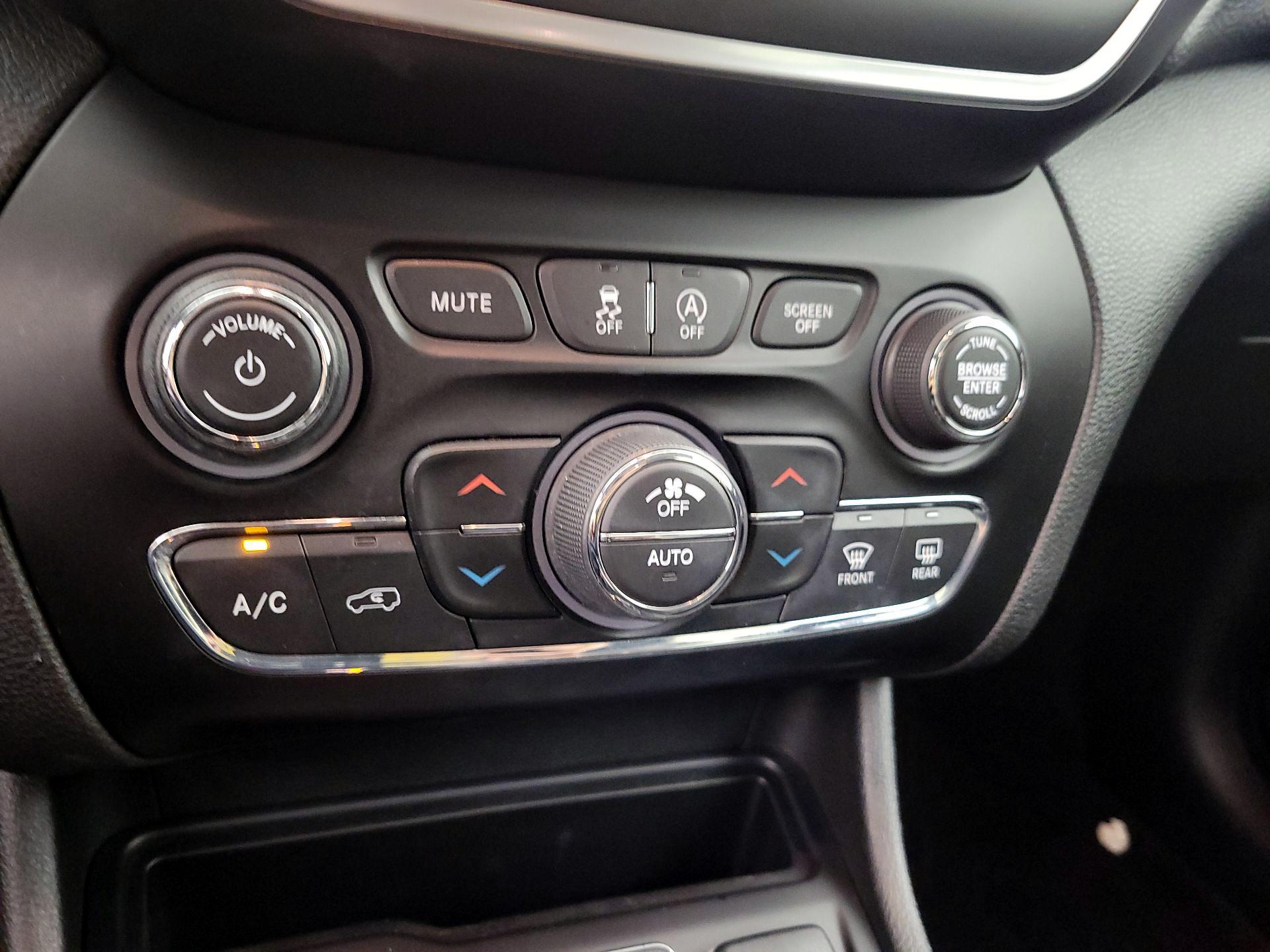 Thumbnail: 2019 Jeep Cherokee - 16