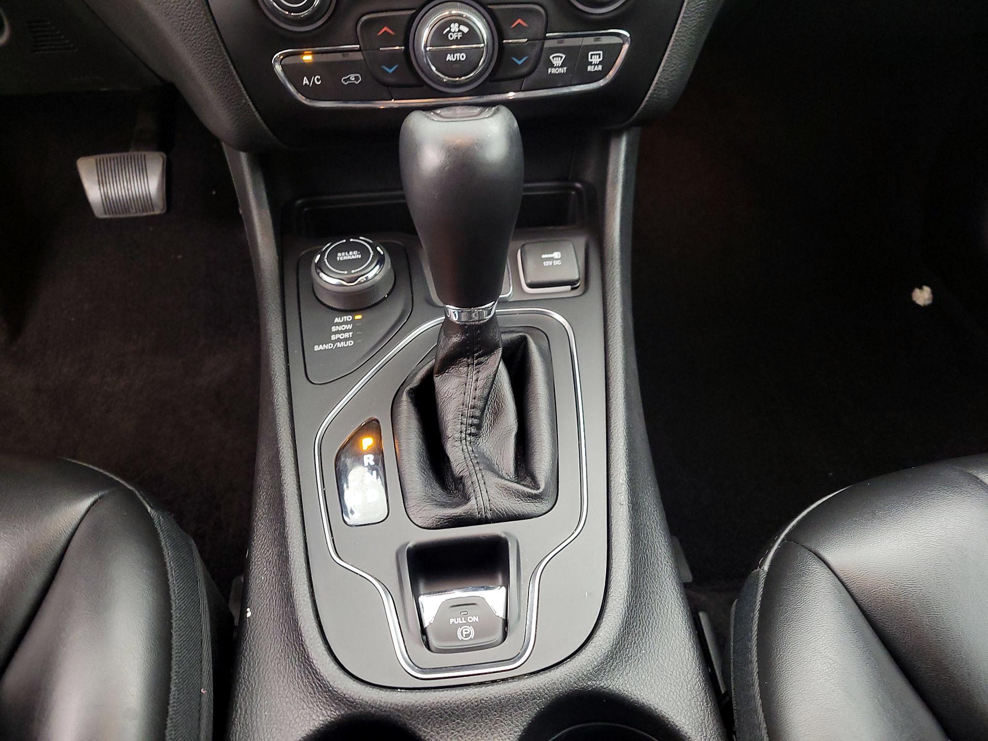 Thumbnail: 2019 Jeep Cherokee - 17