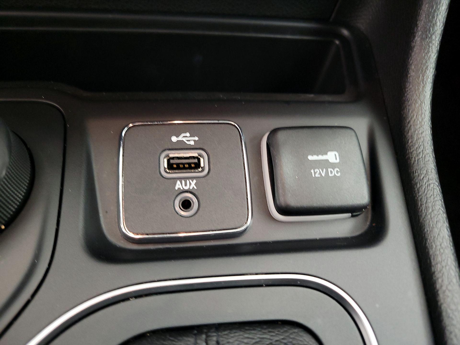 Thumbnail: 2019 Jeep Cherokee - 18