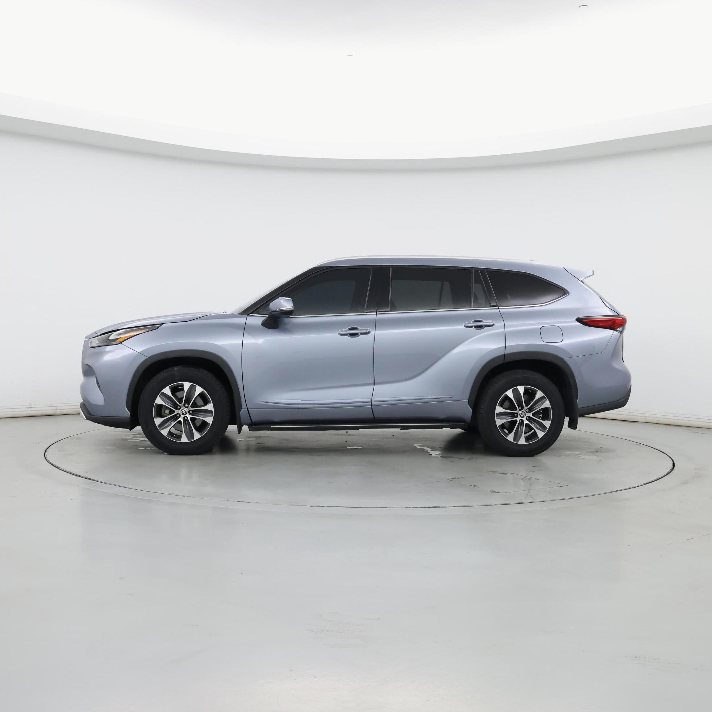 Thumbnail: 2022 Toyota Highlander - 3