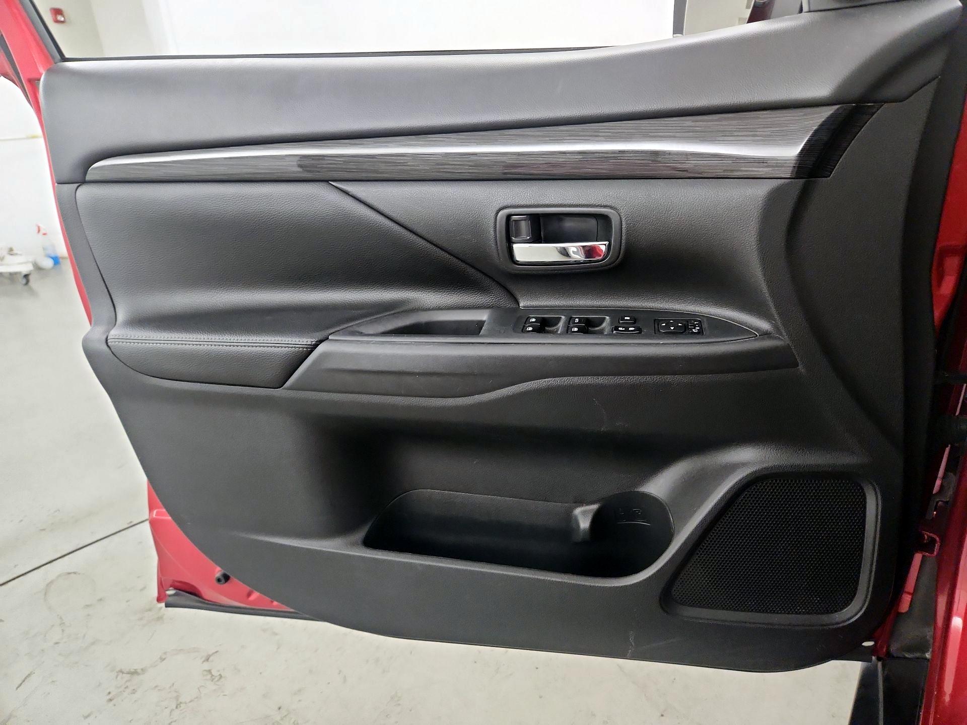 Thumbnail: 2018 Mitsubishi Outlander - 12