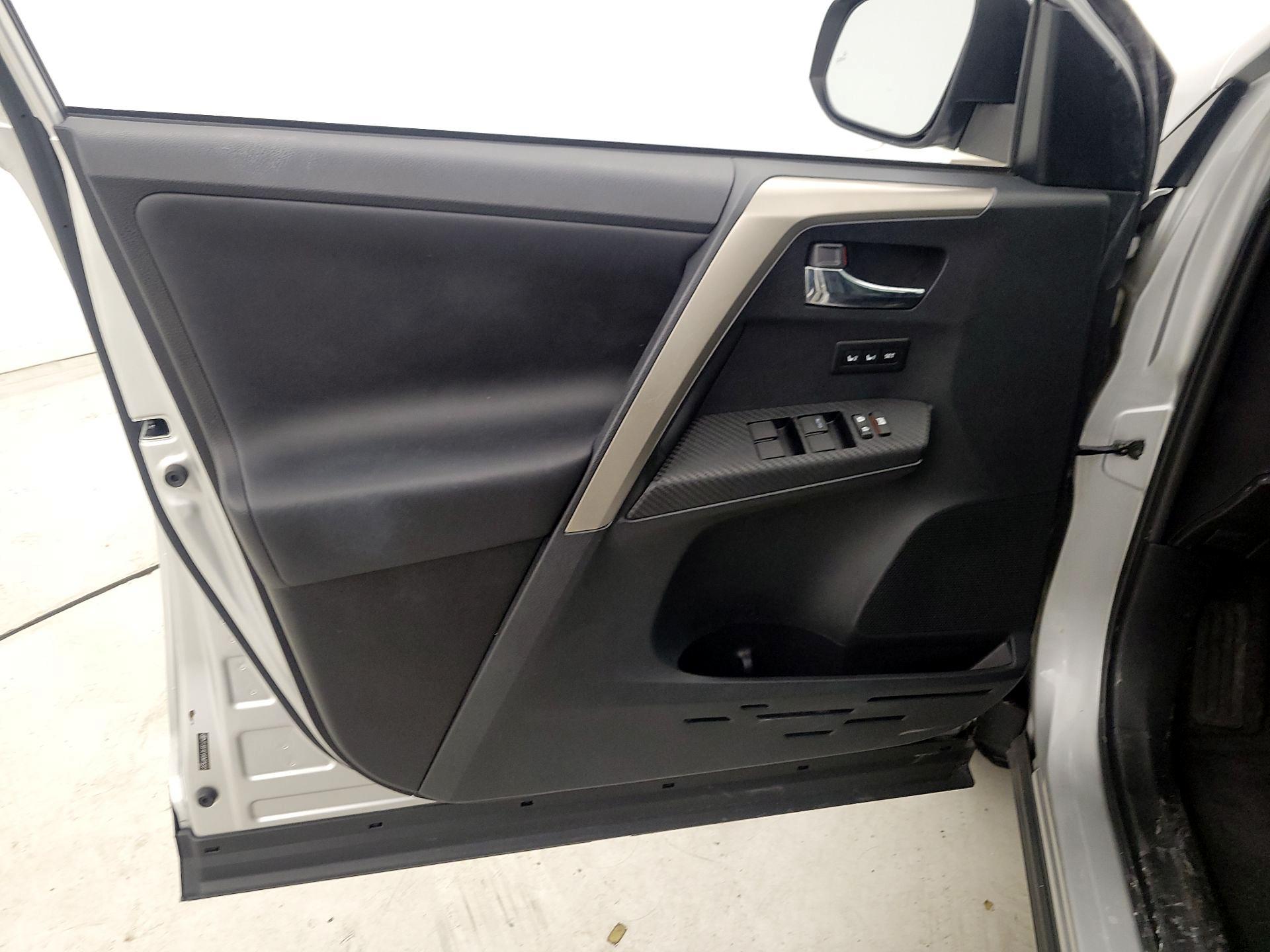 Thumbnail: 2013 Toyota RAV4 - 12