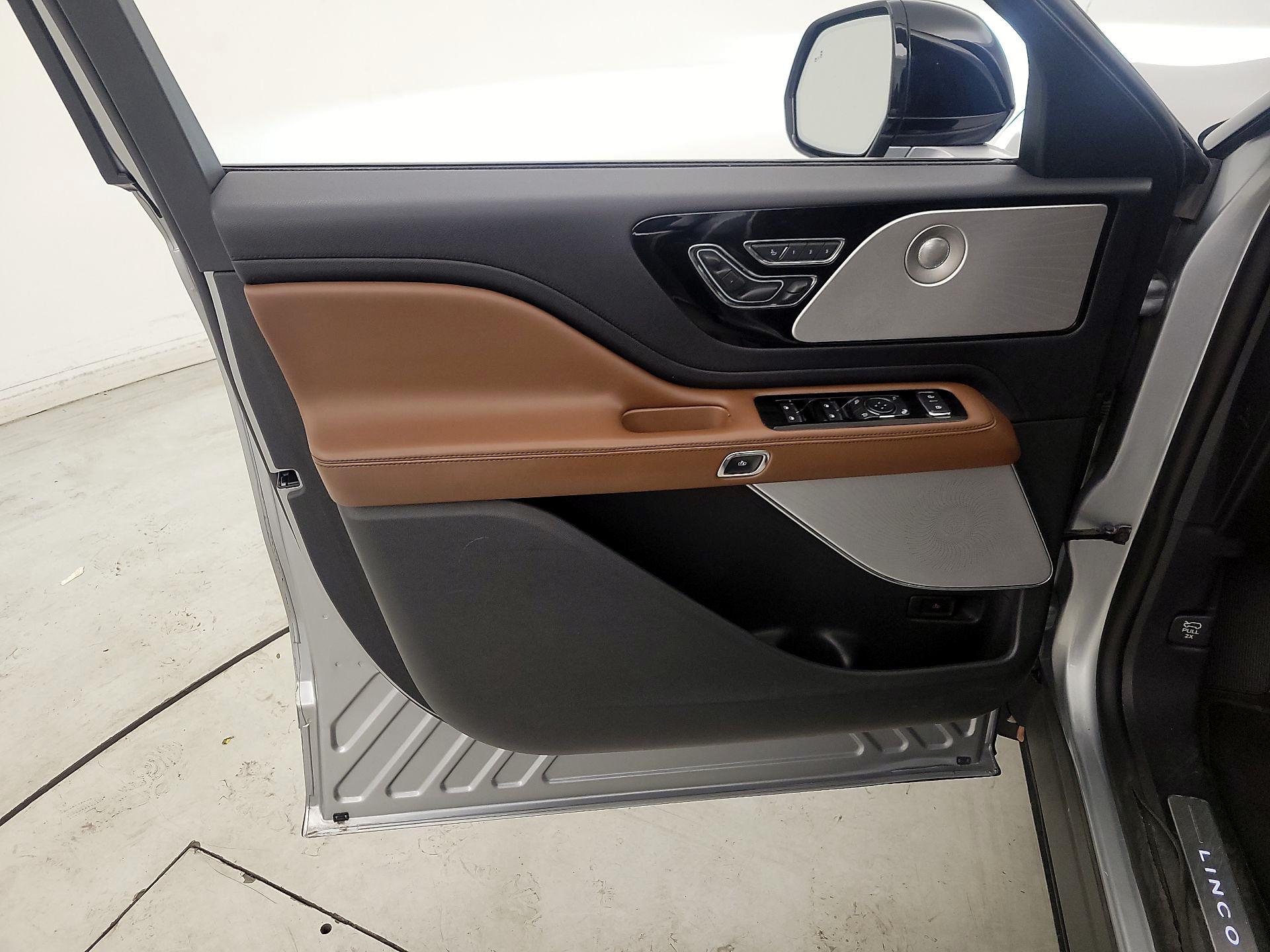 Thumbnail: 2020 Lincoln Aviator - 12