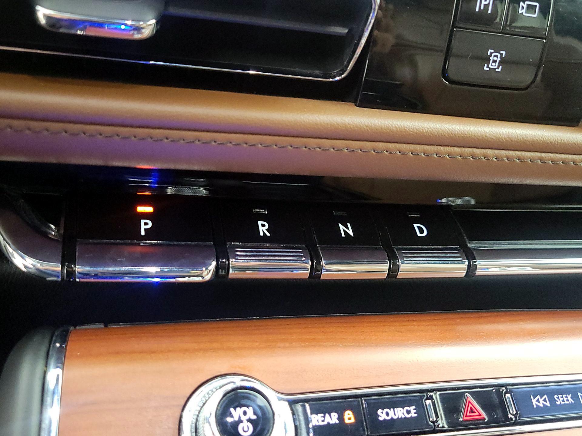 Thumbnail: 2020 Lincoln Aviator - 18