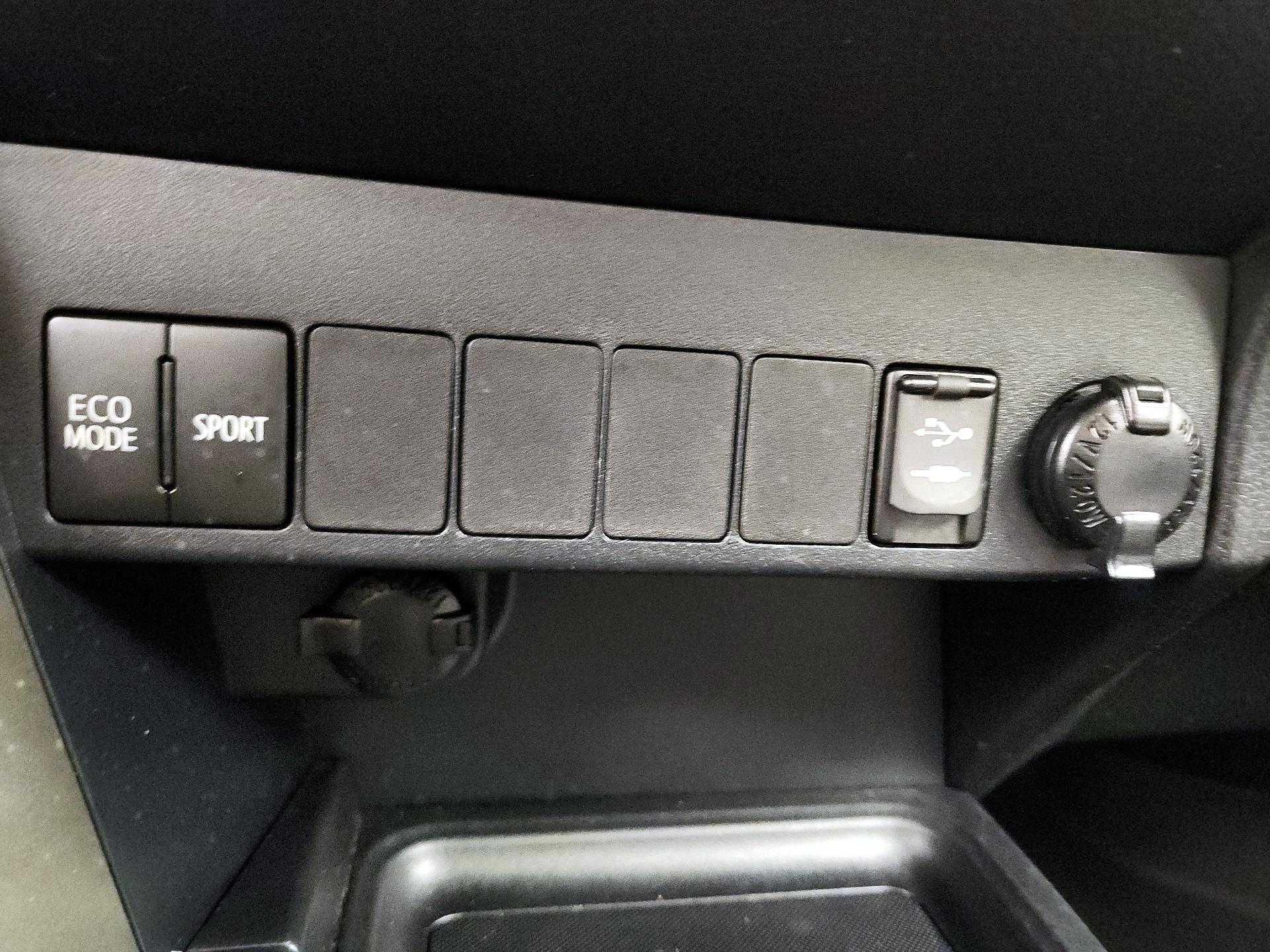 Thumbnail: 2014 Toyota RAV4 - 18