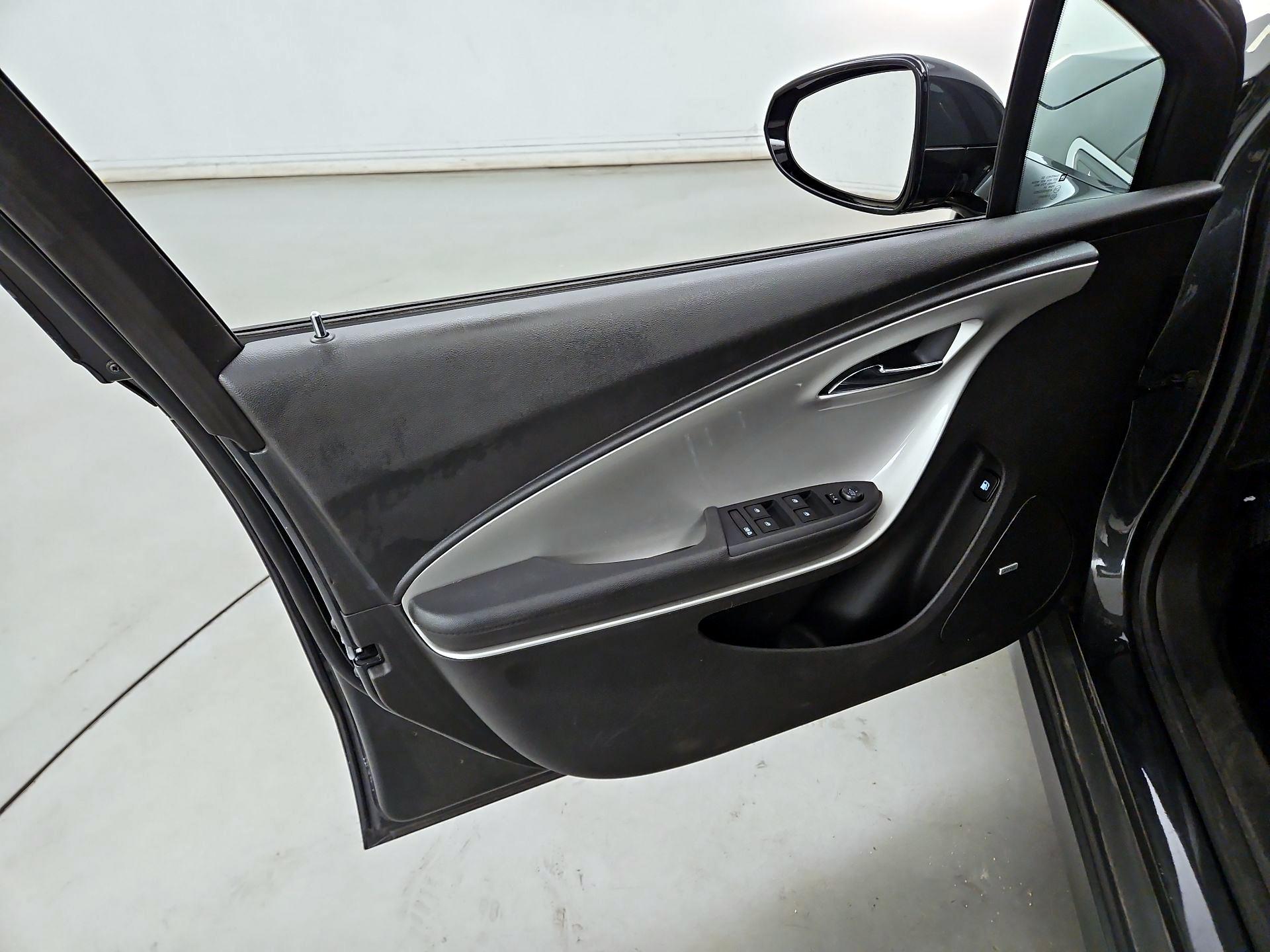 Thumbnail: 2015 Chevrolet Volt - 12