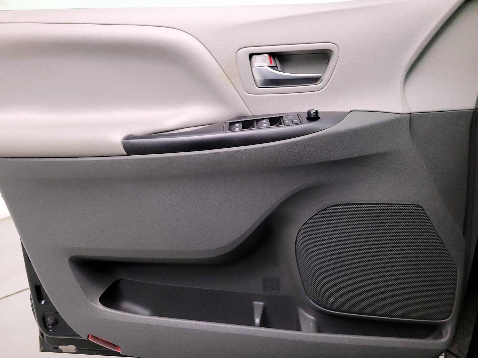 Thumbnail: 2020 Toyota Sienna - 12