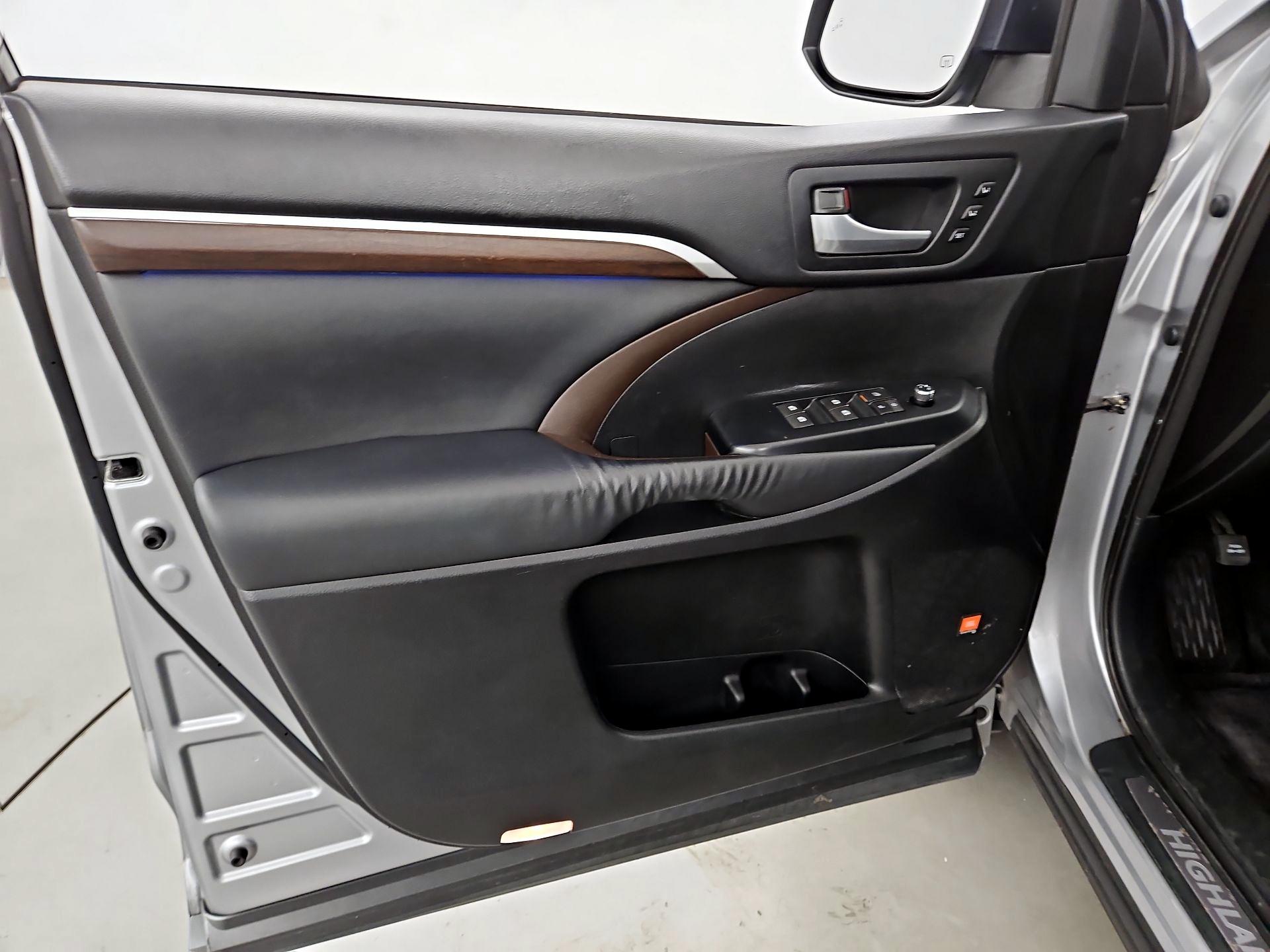 Thumbnail: 2015 Toyota Highlander - 12