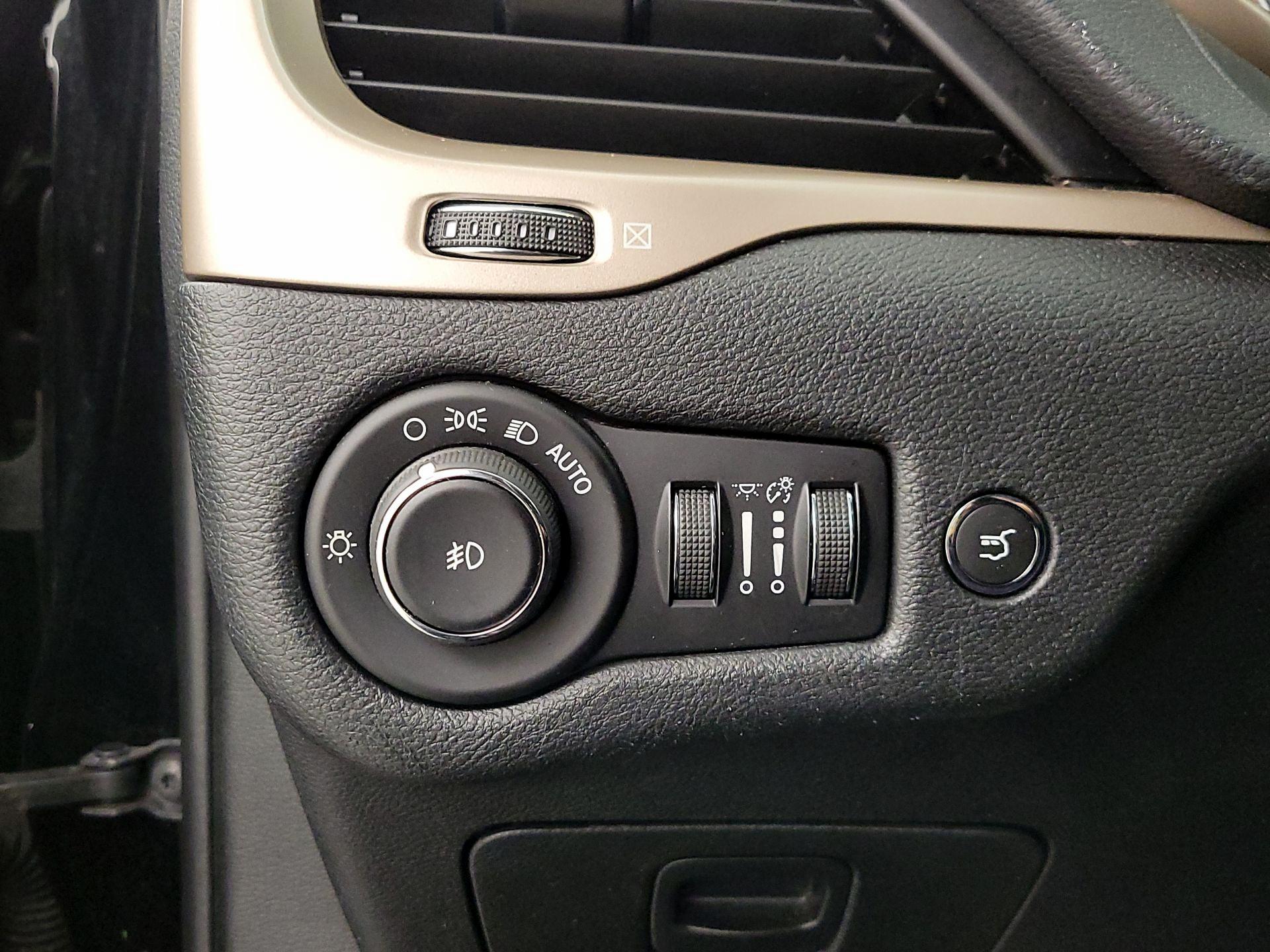 Thumbnail: 2018 Jeep Cherokee - 13