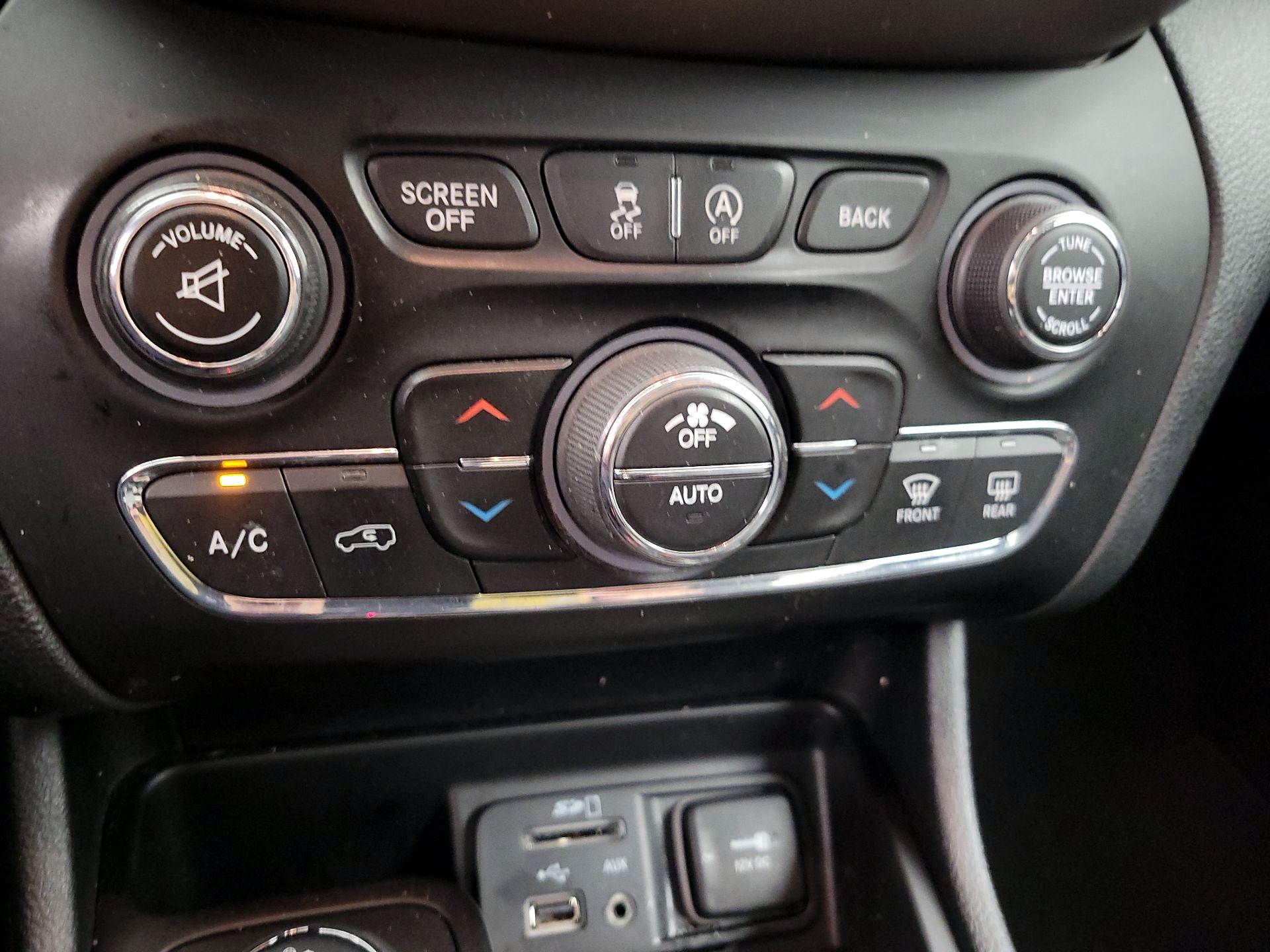 Thumbnail: 2018 Jeep Cherokee - 17