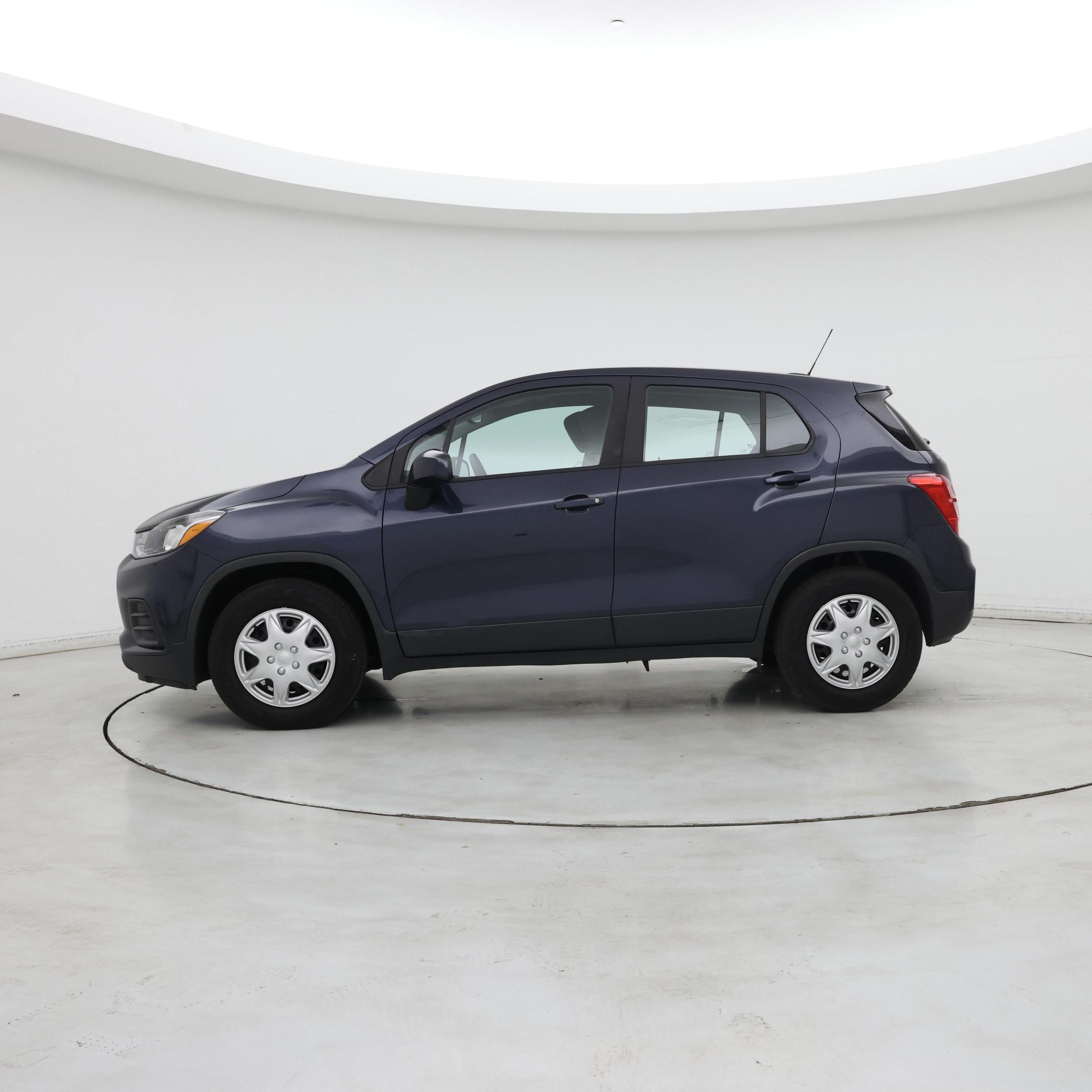 Thumbnail: 2018 Chevrolet Trax - 3