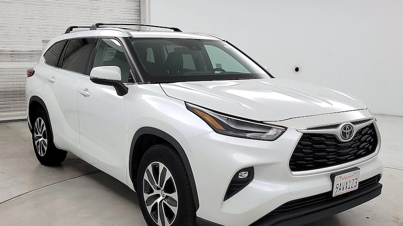 2022 Toyota Highlander XLE Hero Image