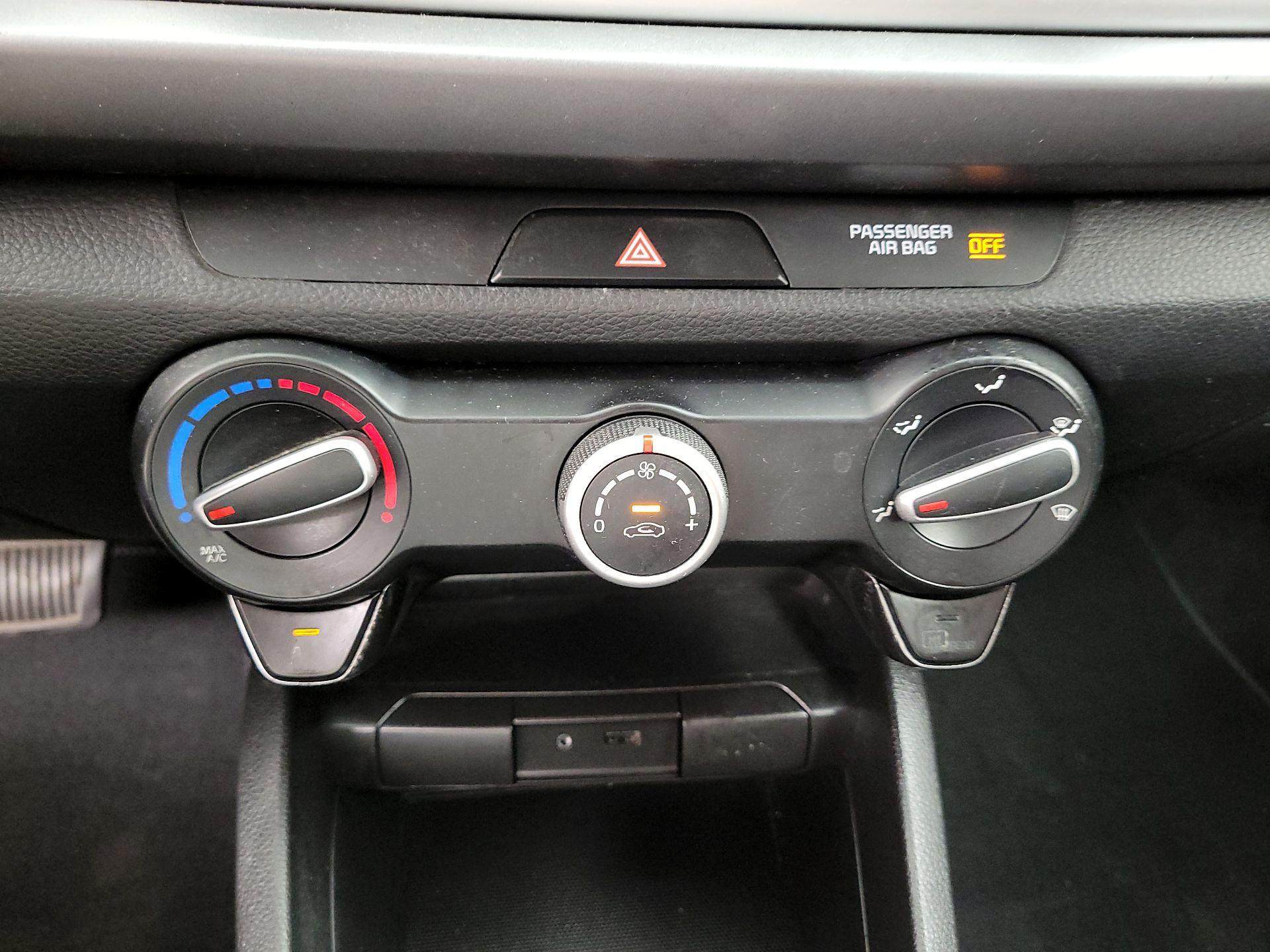 Thumbnail: 2019 Kia Rio - 16