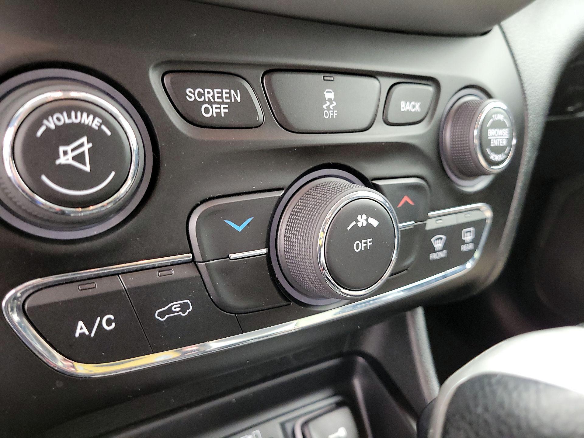 Thumbnail: 2015 Jeep Cherokee - 16