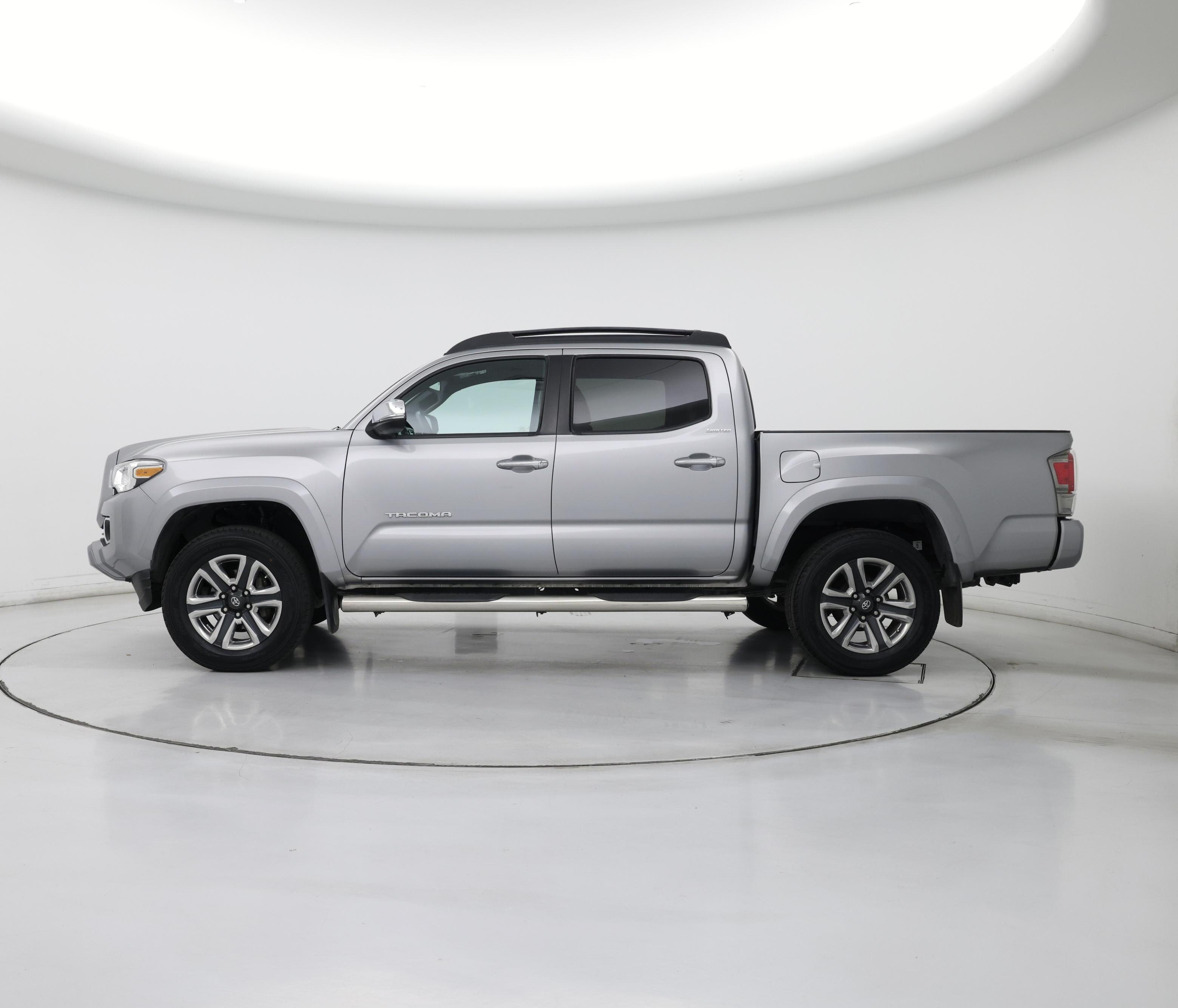 Thumbnail: 2016 Toyota Tacoma - 3