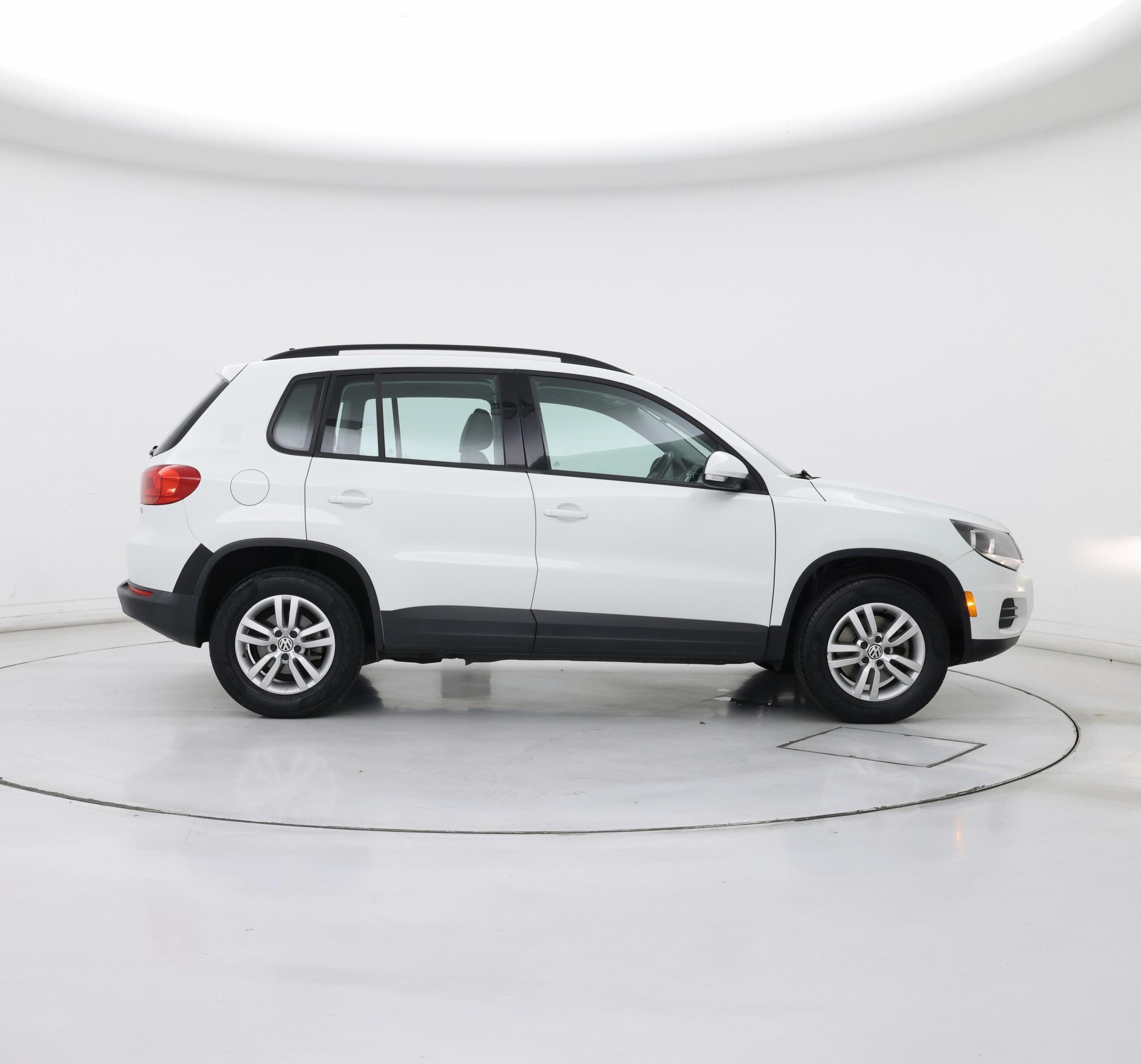 Thumbnail: 2017 Volkswagen Tiguan - 7