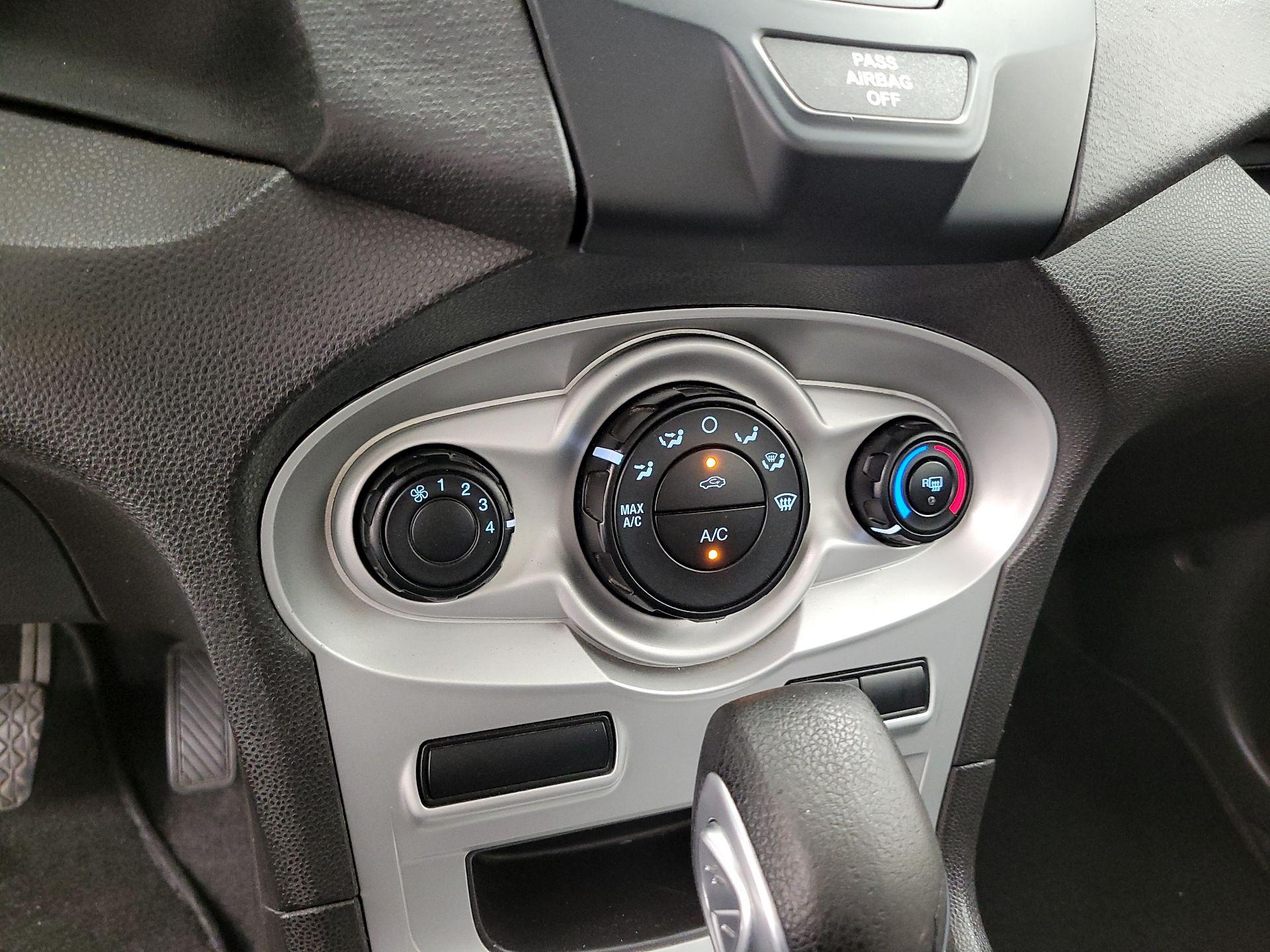 Thumbnail: 2015 Ford Fiesta - 15