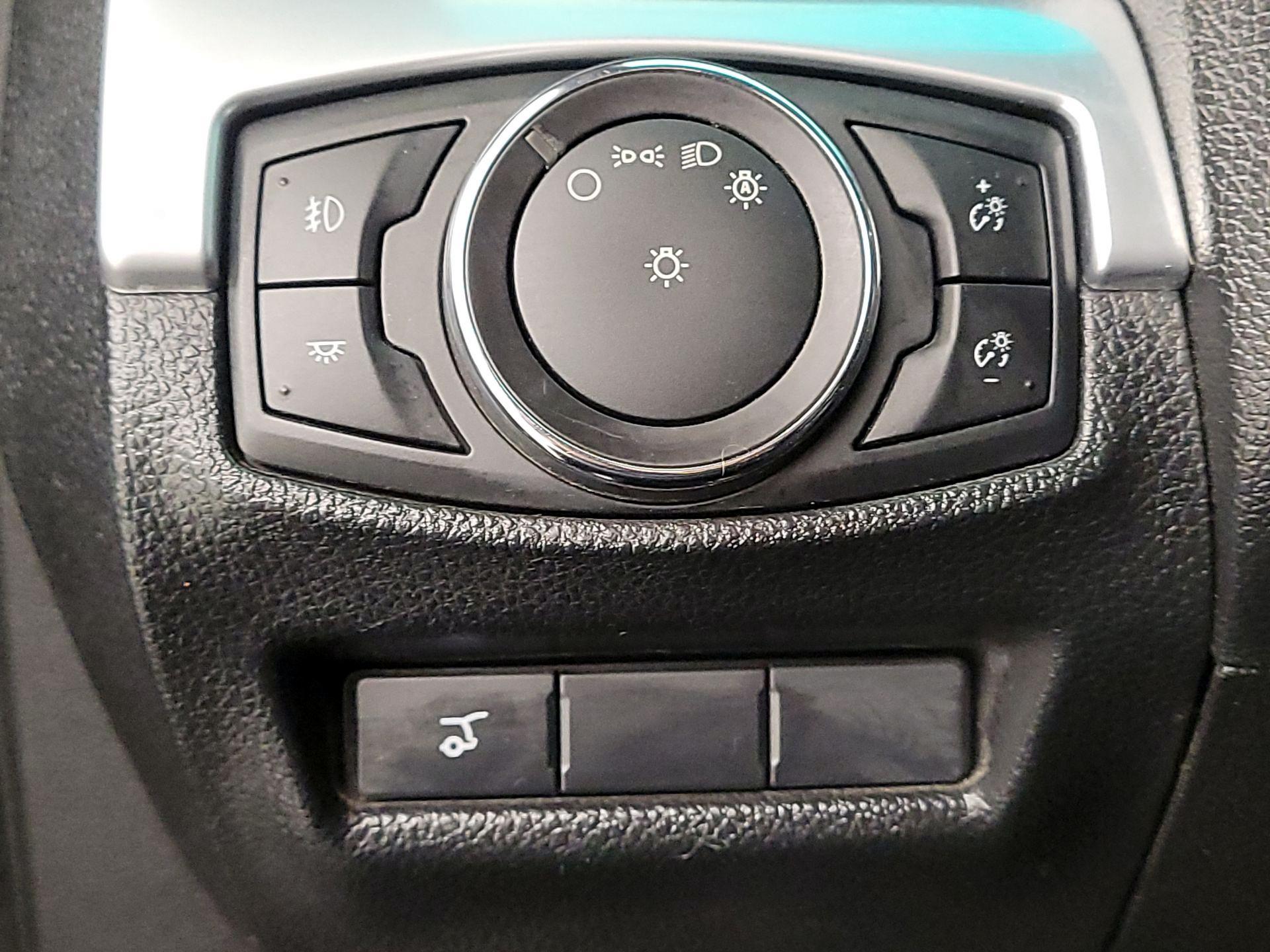 Thumbnail: 2016 Ford Explorer - 13