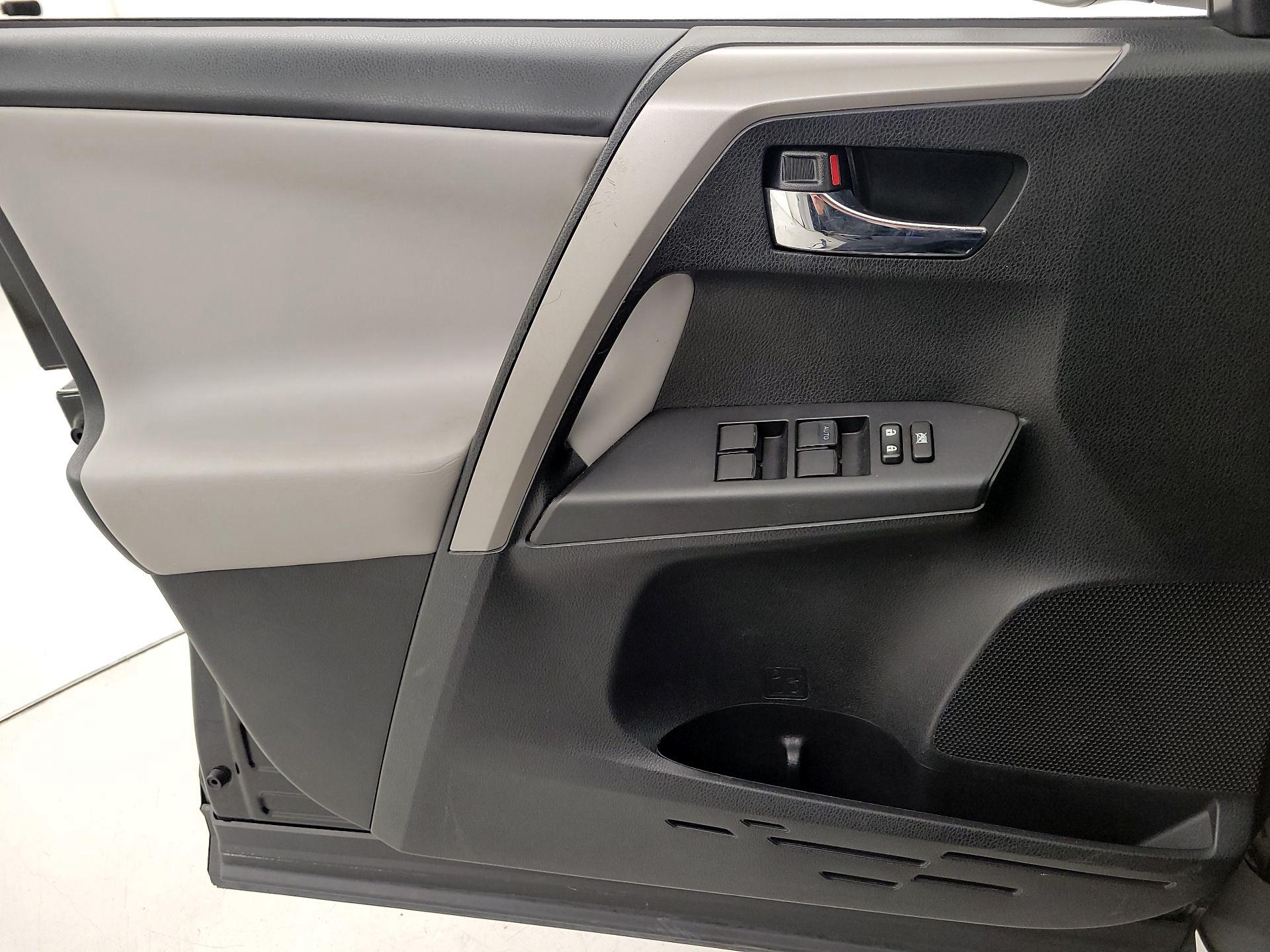 Thumbnail: 2018 Toyota RAV4 - 12