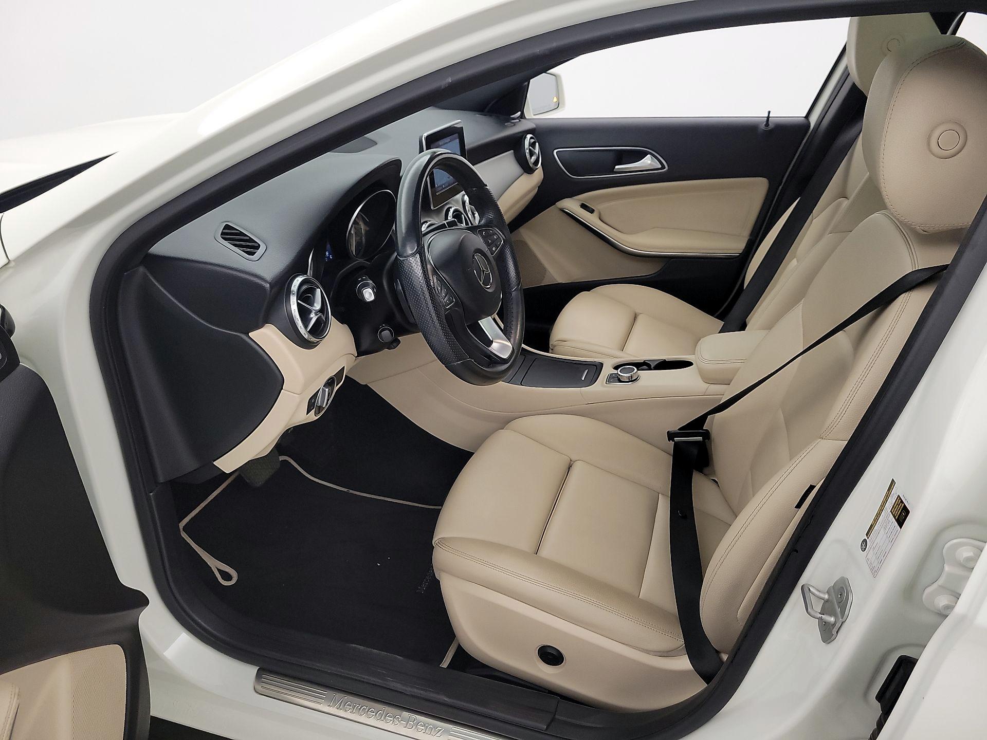 Thumbnail: 2016 Mercedes-Benz GLA - 11