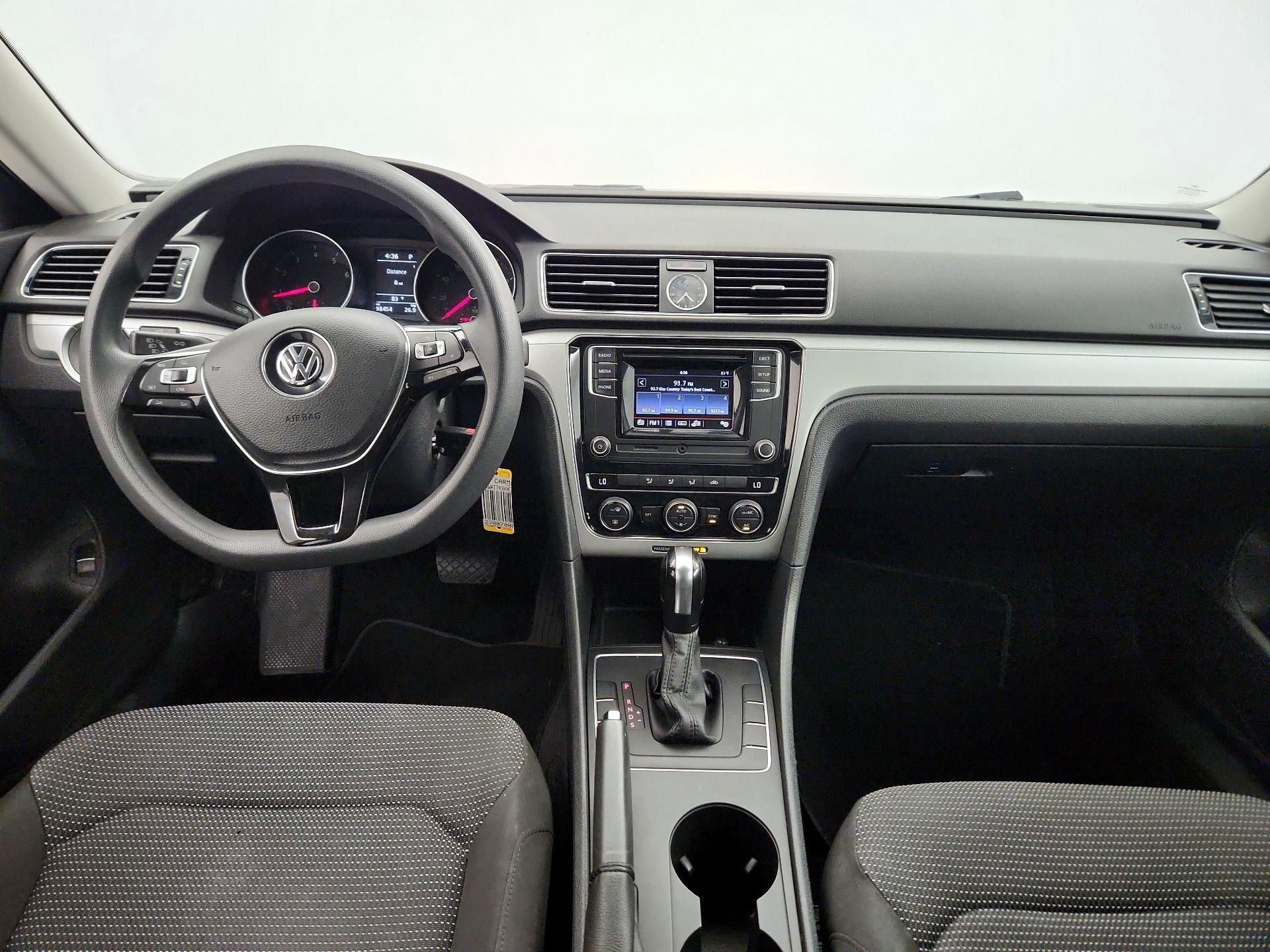 Thumbnail: 2017 Volkswagen Passat - 9