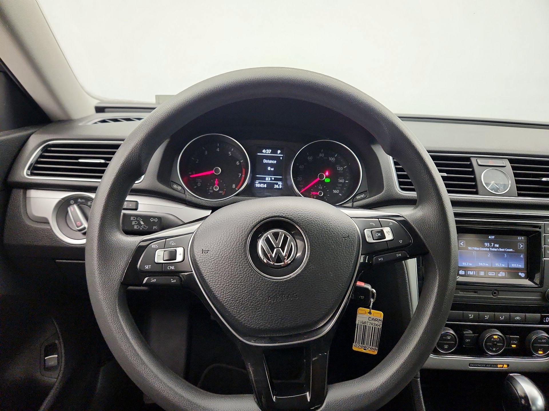 Thumbnail: 2017 Volkswagen Passat - 10