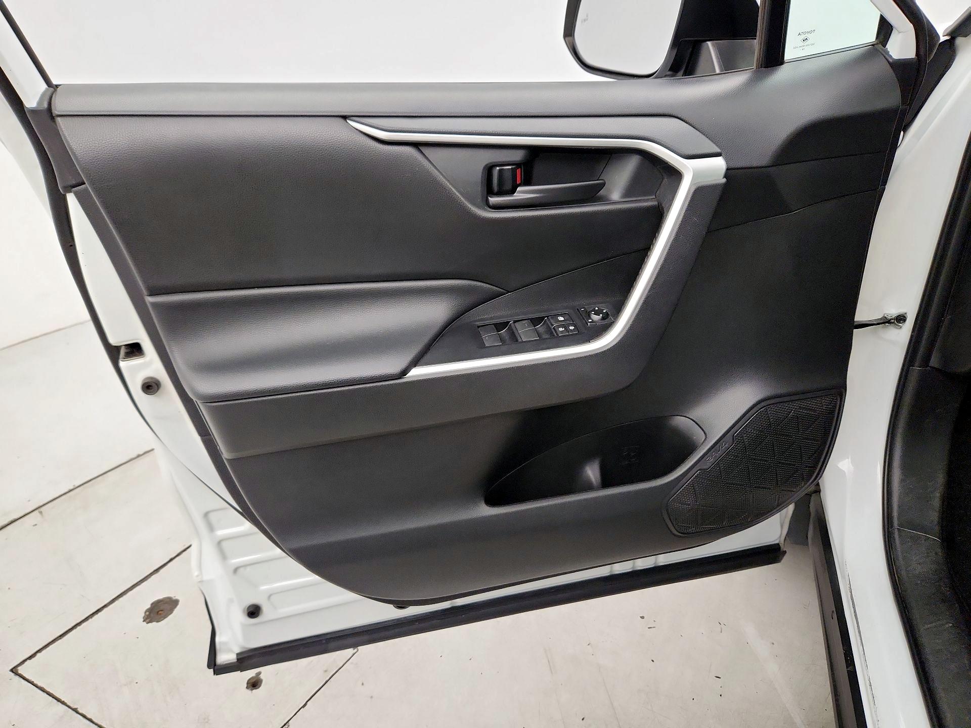 Thumbnail: 2020 Toyota RAV4 - 12