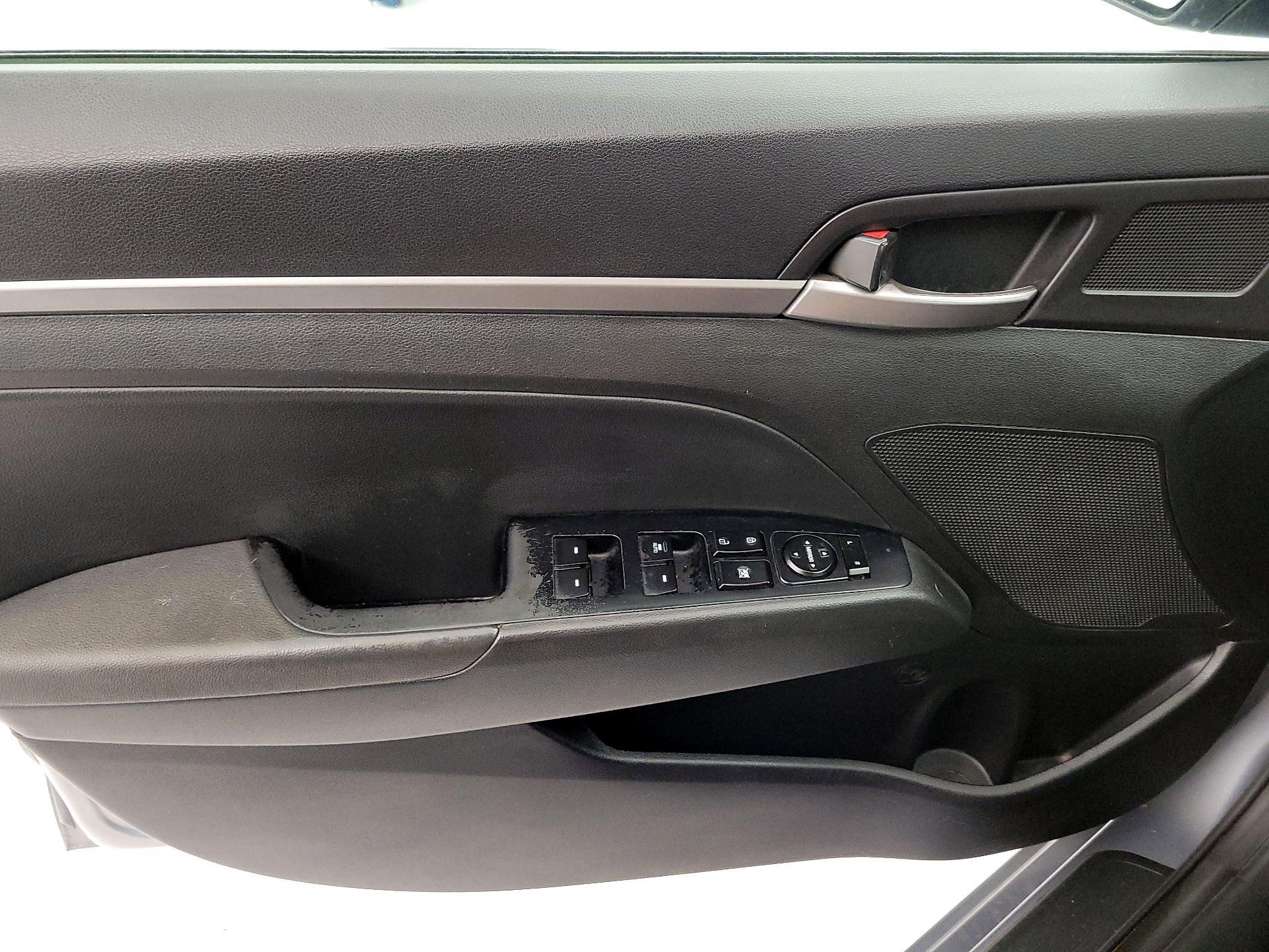 Thumbnail: 2017 Hyundai Elantra - 12