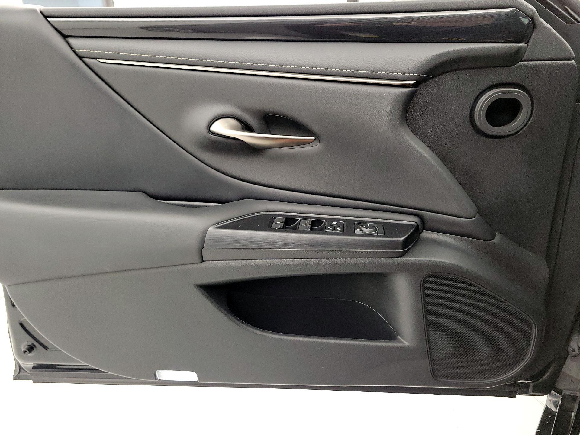 Thumbnail: 2021 Lexus ES - 12